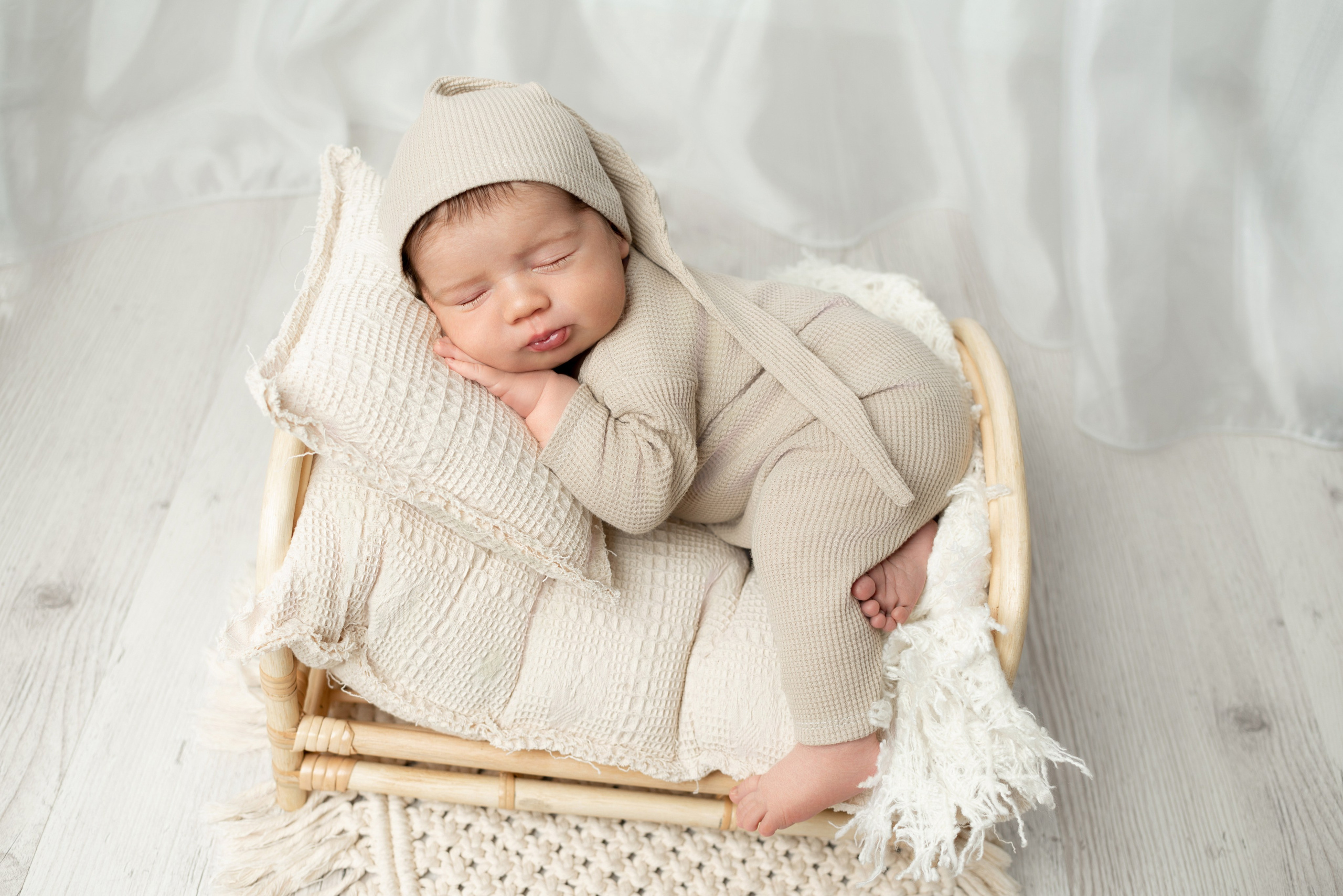 Ньюборн Крепыш малыш Эмиль. Фотограф новорожденных в Нижневартовске Лара Курдюкова