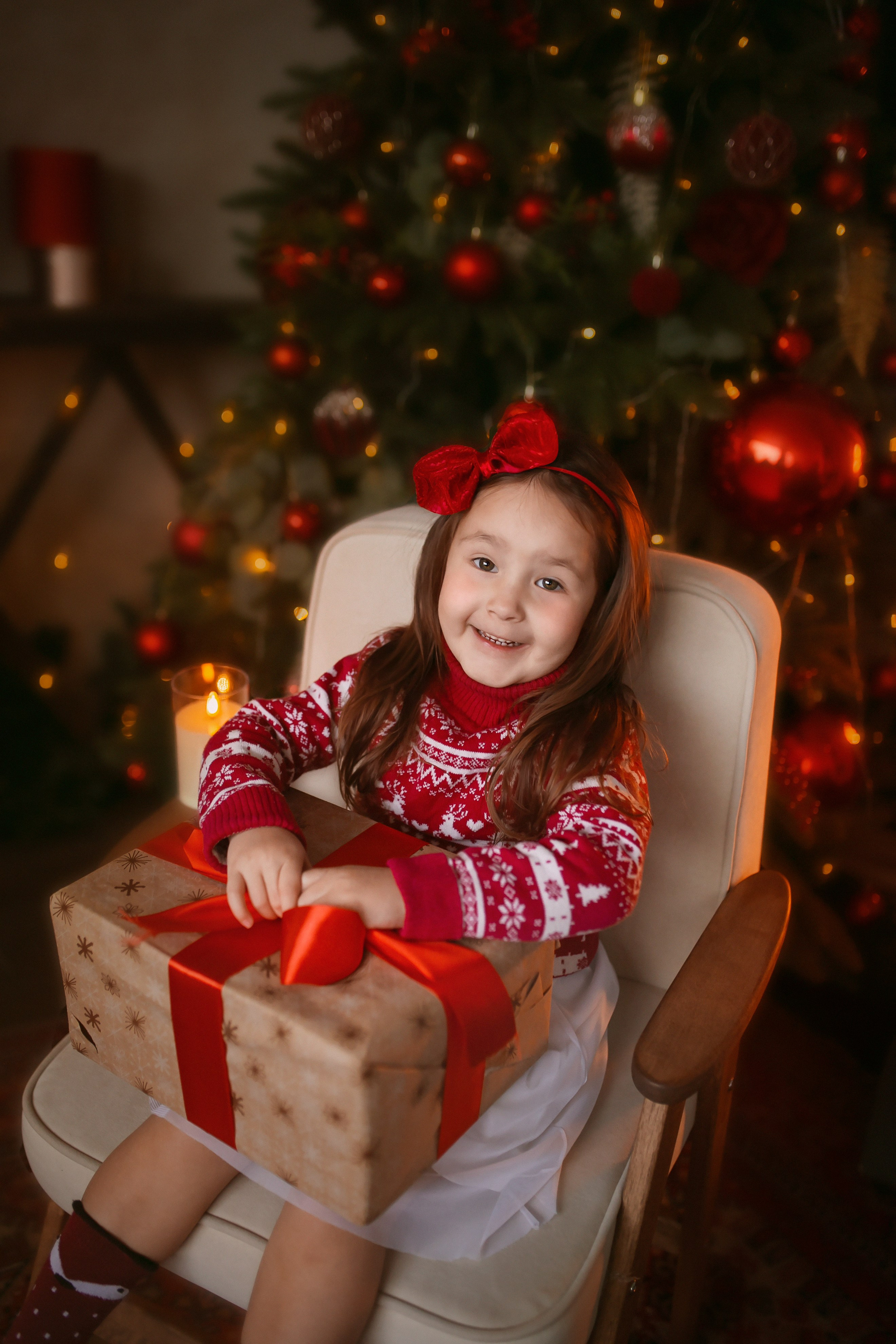 Соня в новогодней студии Лока 2025. Семейный и детский фотограф в Ижевске Анастасия Камариттинова