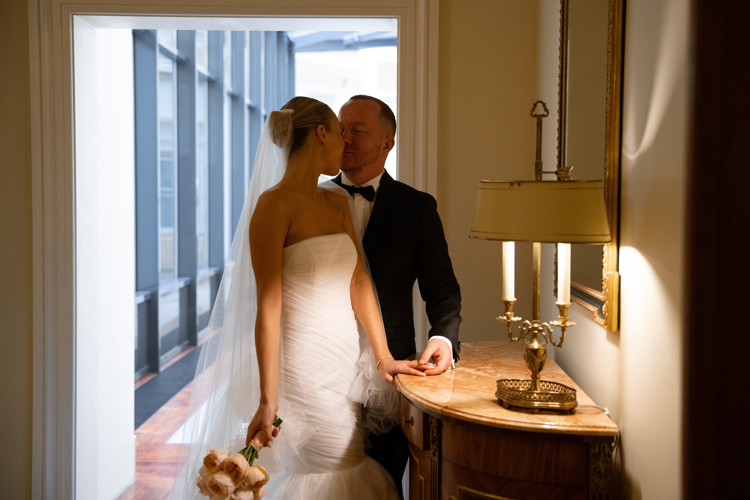 Анна Сергей. Камерная свадьба в Фосизонс в стиле неоклассика. Свадебный фотограф организатор в Санкт-Петербурге Ассоль Опарина