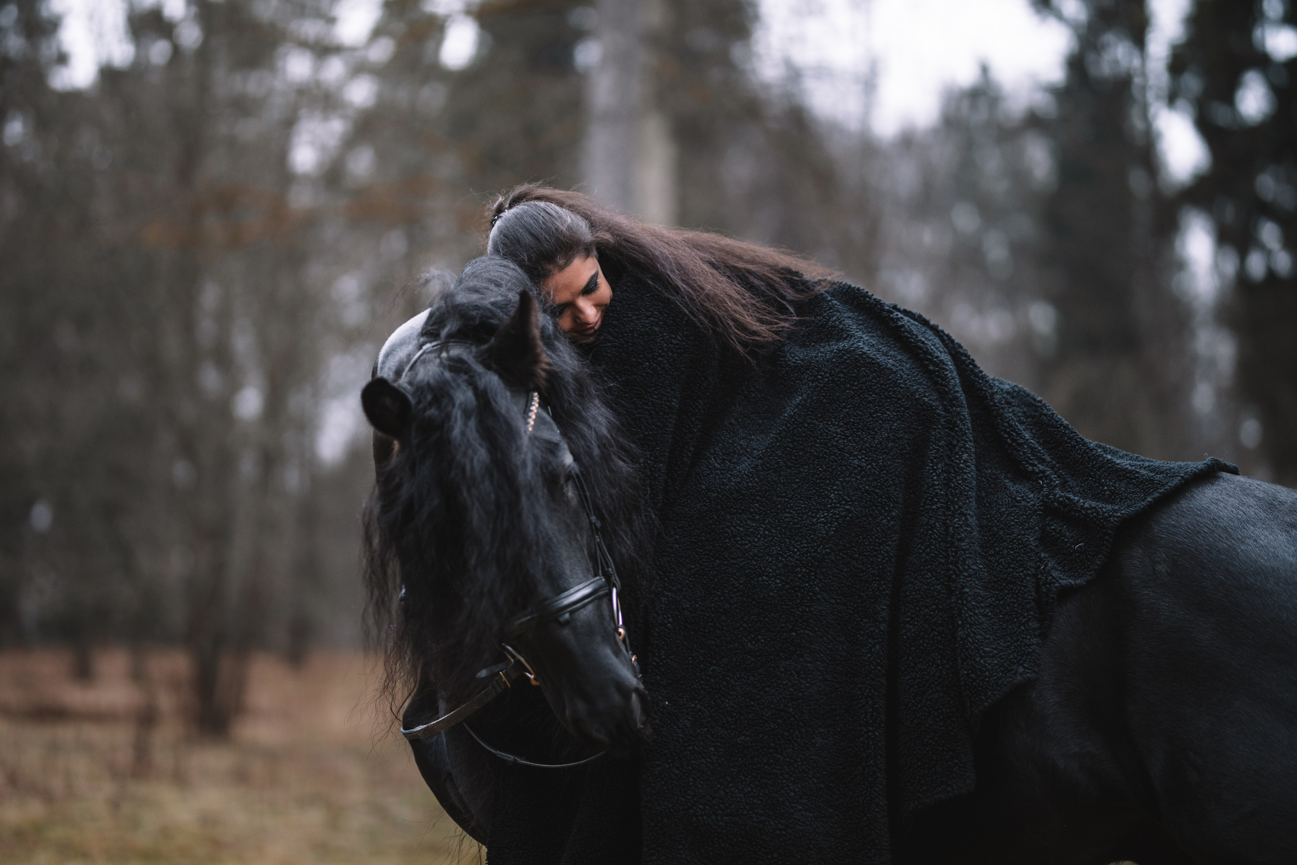 Наташа с фризом в костюме викинга. Фотосессии с лошадьми