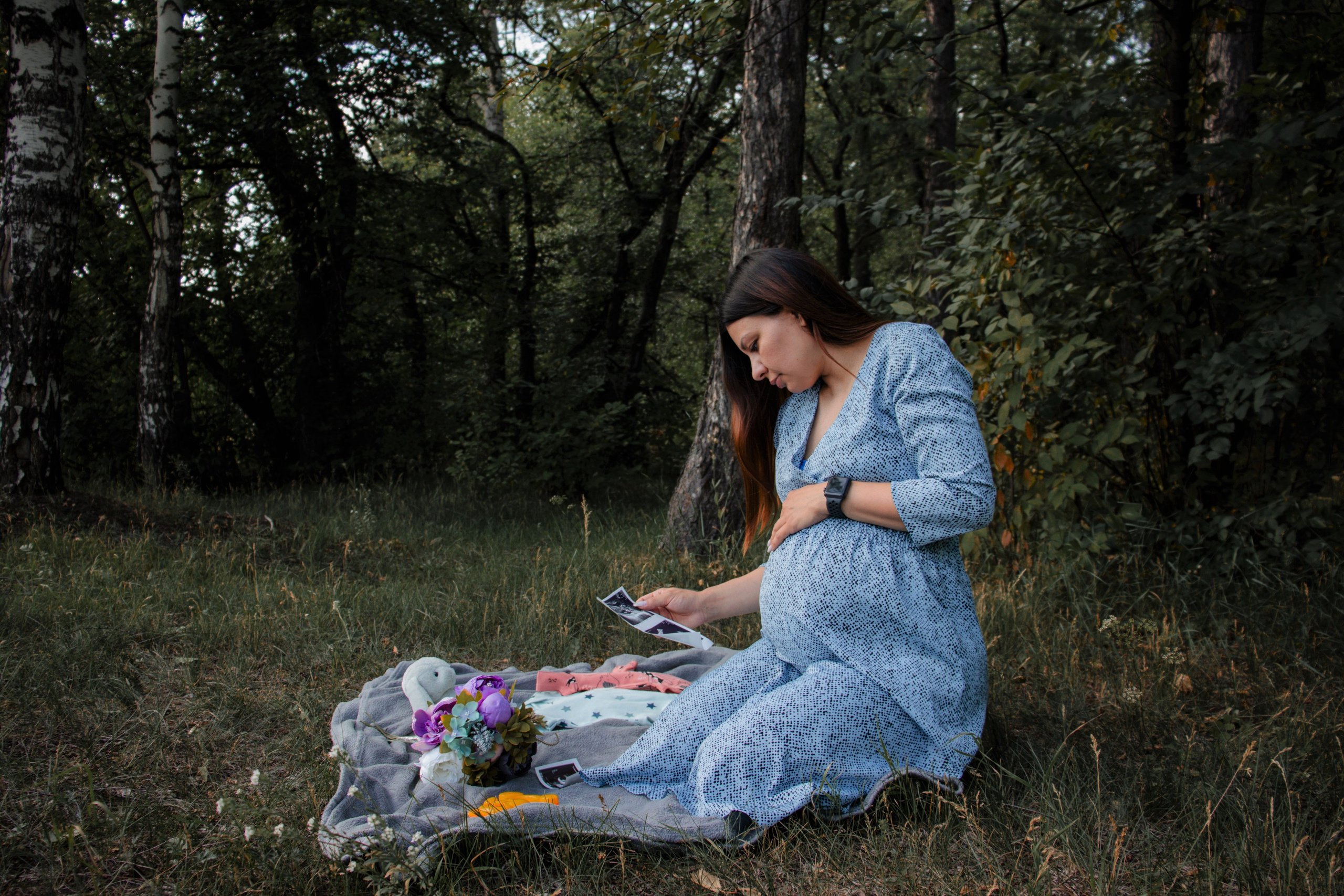 Прогулочная природная фотосессия беременной девушки с мужем в городе Томск