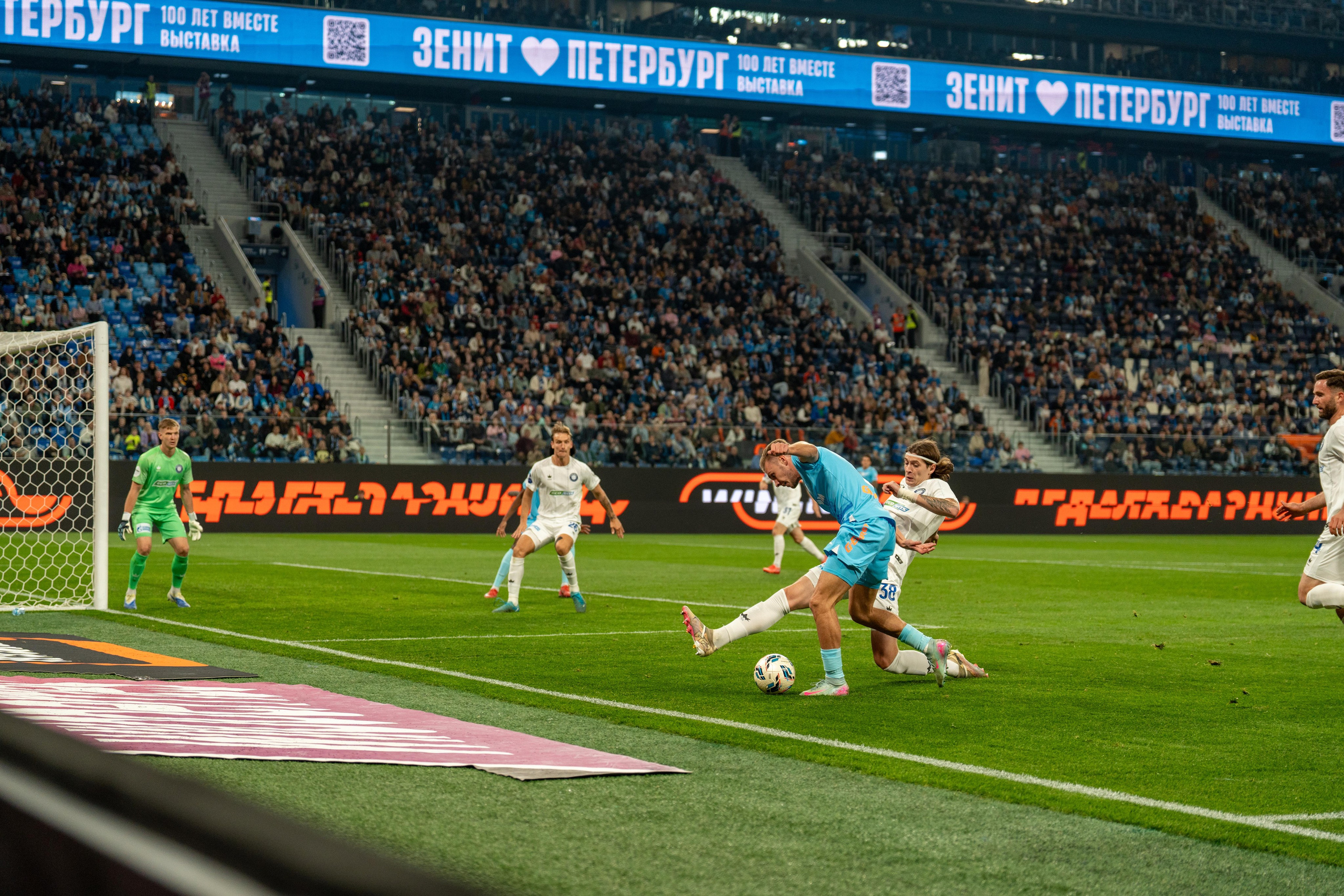 Драматичный эпизод матча Зенит — Оренбург в репортажной спортивной съёмке