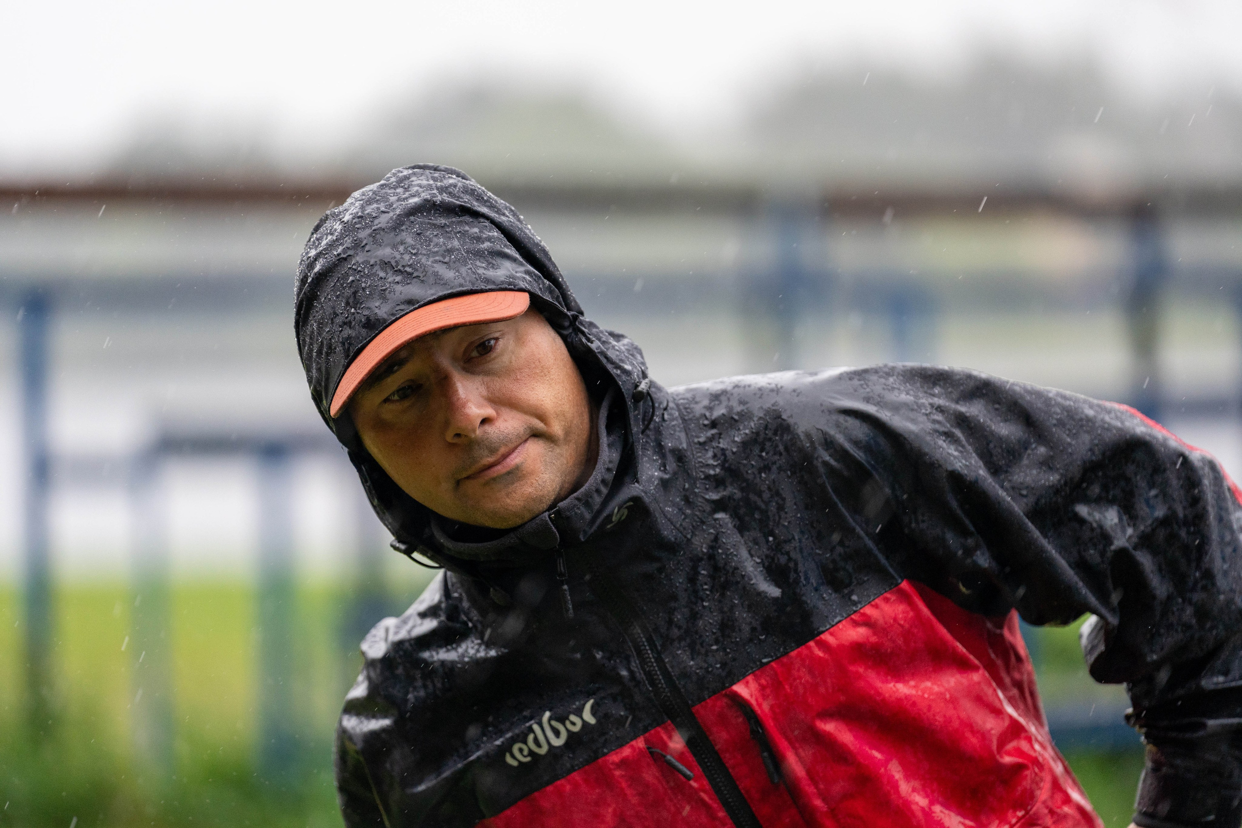 Участник забега «5 вёрст» на Елагином острове под дождём