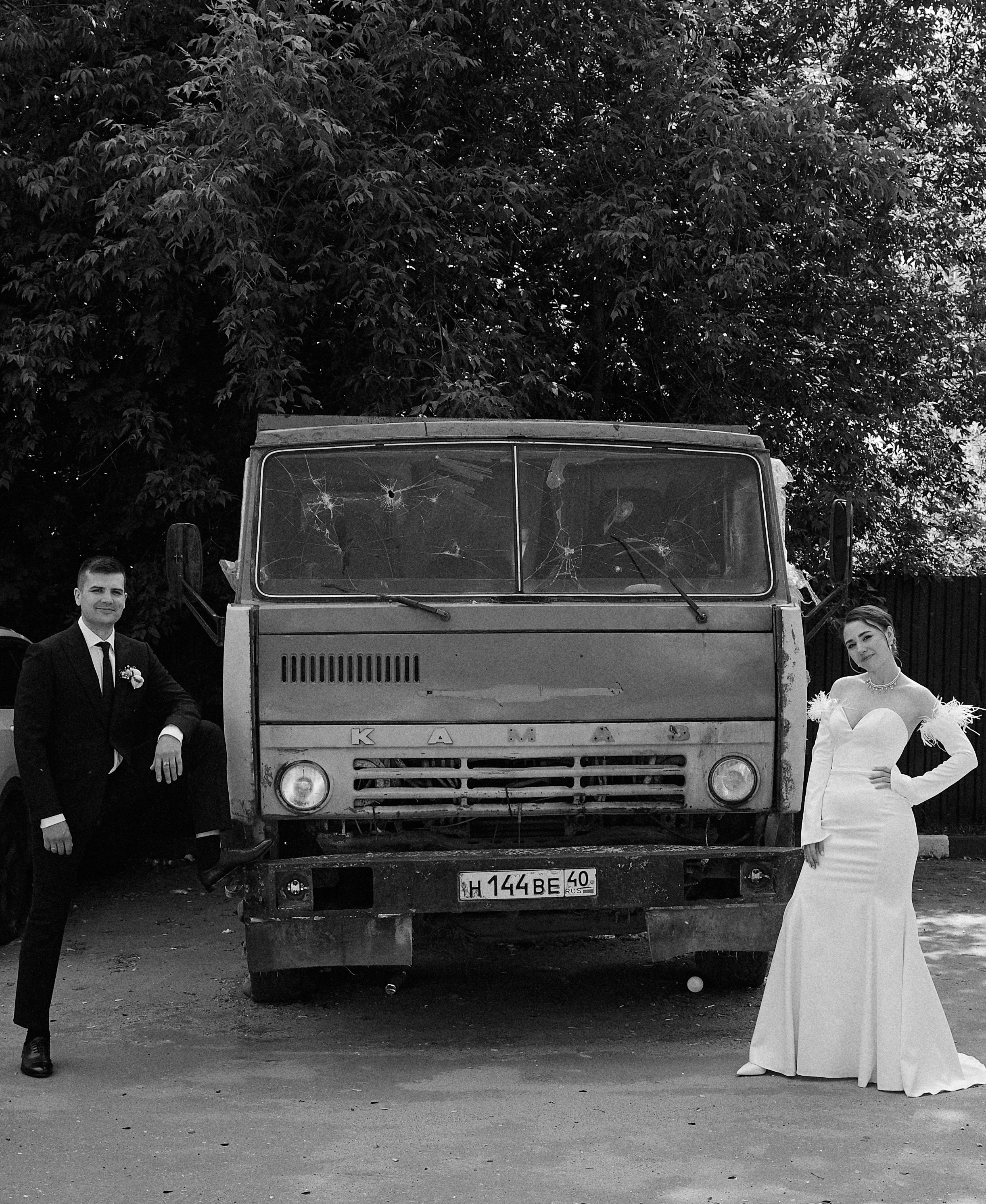 Свадебный автомобиль, транспорт молодоженов, документальный фотограф