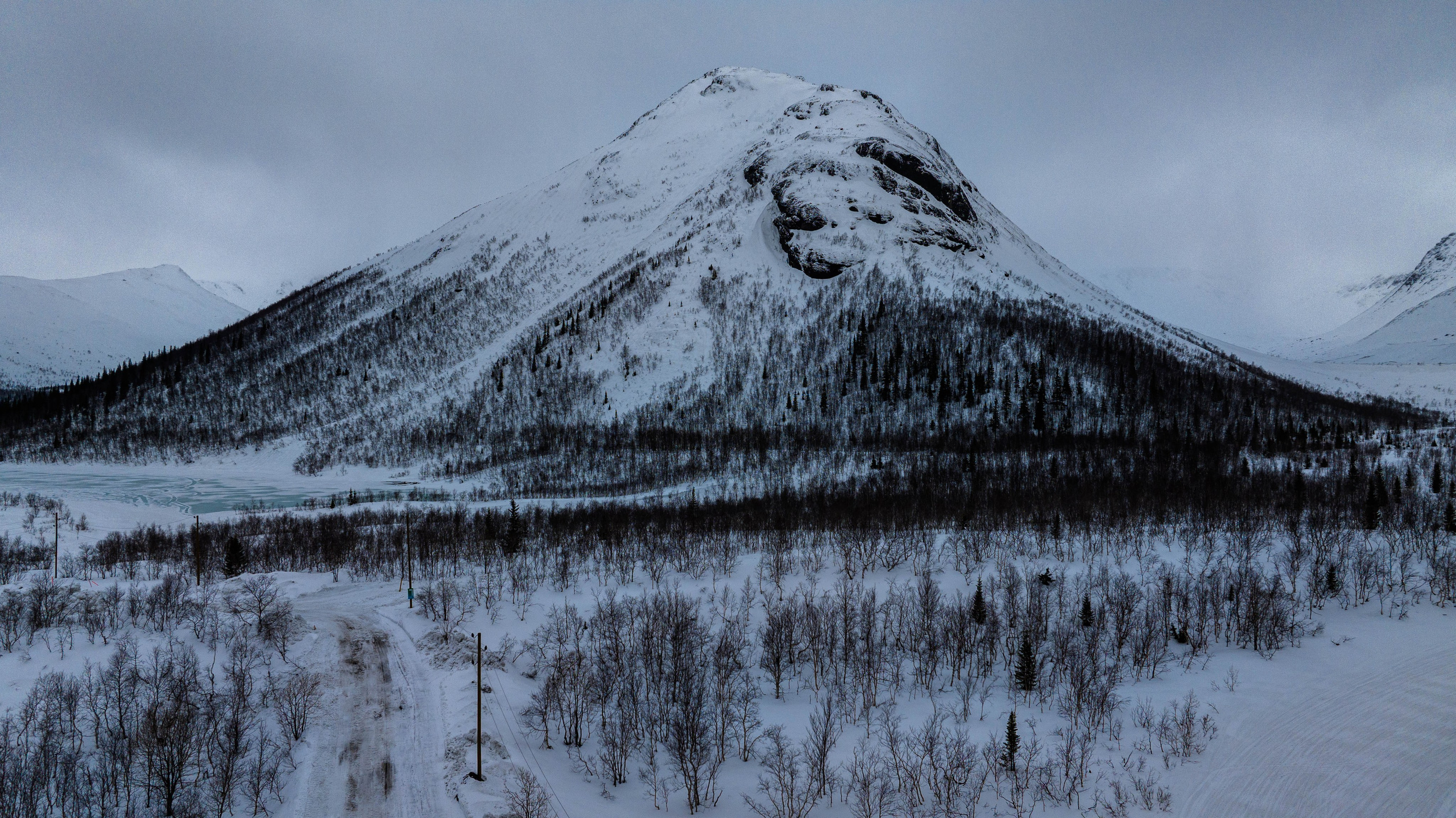 Долина реки Вудъявйорк и озеро Малый Вудъявр. Турист оптимист