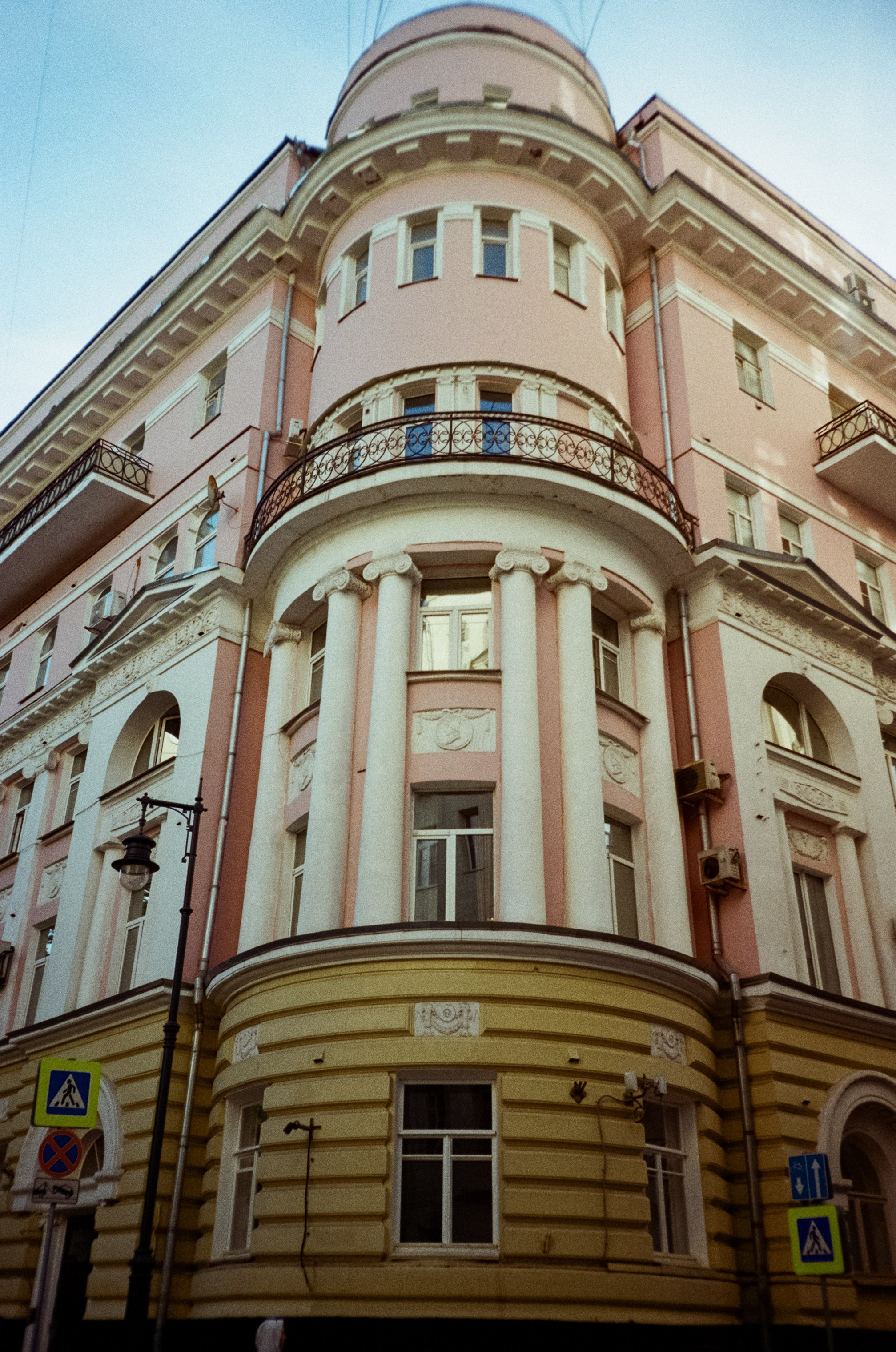 Ул. Малая и Большая Никитская | Ricoh R1 | Fujifilm Fujicolor C200