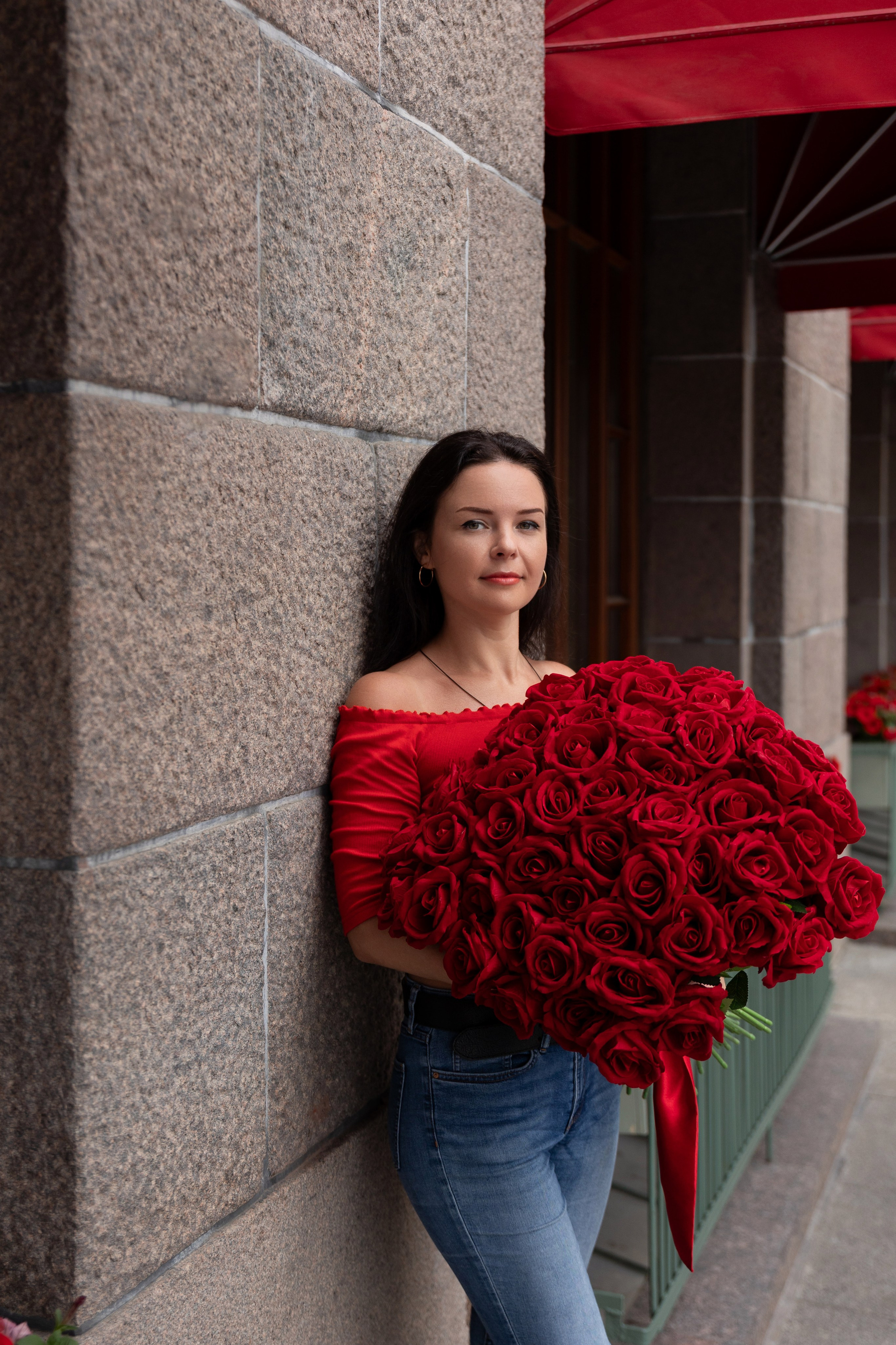 Фотопрогулка в центре с букетом красных роз. Семейный и свадебный фотограф в Санкт-Петербурге Татьяна Швыкова