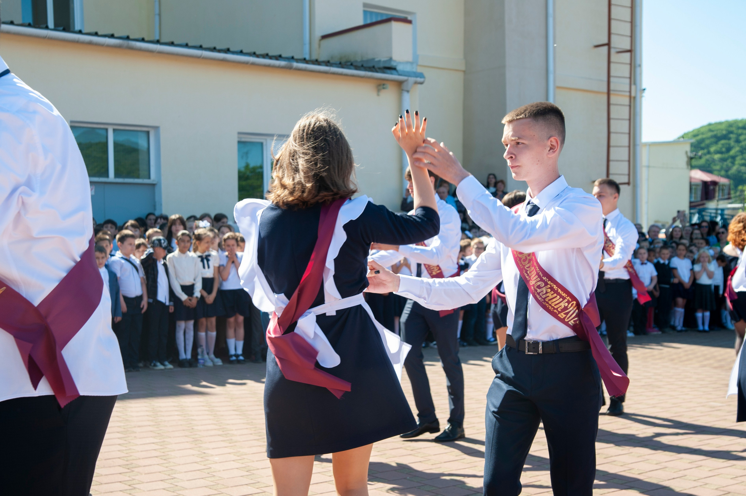 Последний Звонок МАОУ СОШ № 17 им. Эдуарда Есаяна — Архипо-Осиповка. Свадебный и семейный фотограф Денис Лукьянов в Краснодаре, Краснодарском крае и Республике Крым