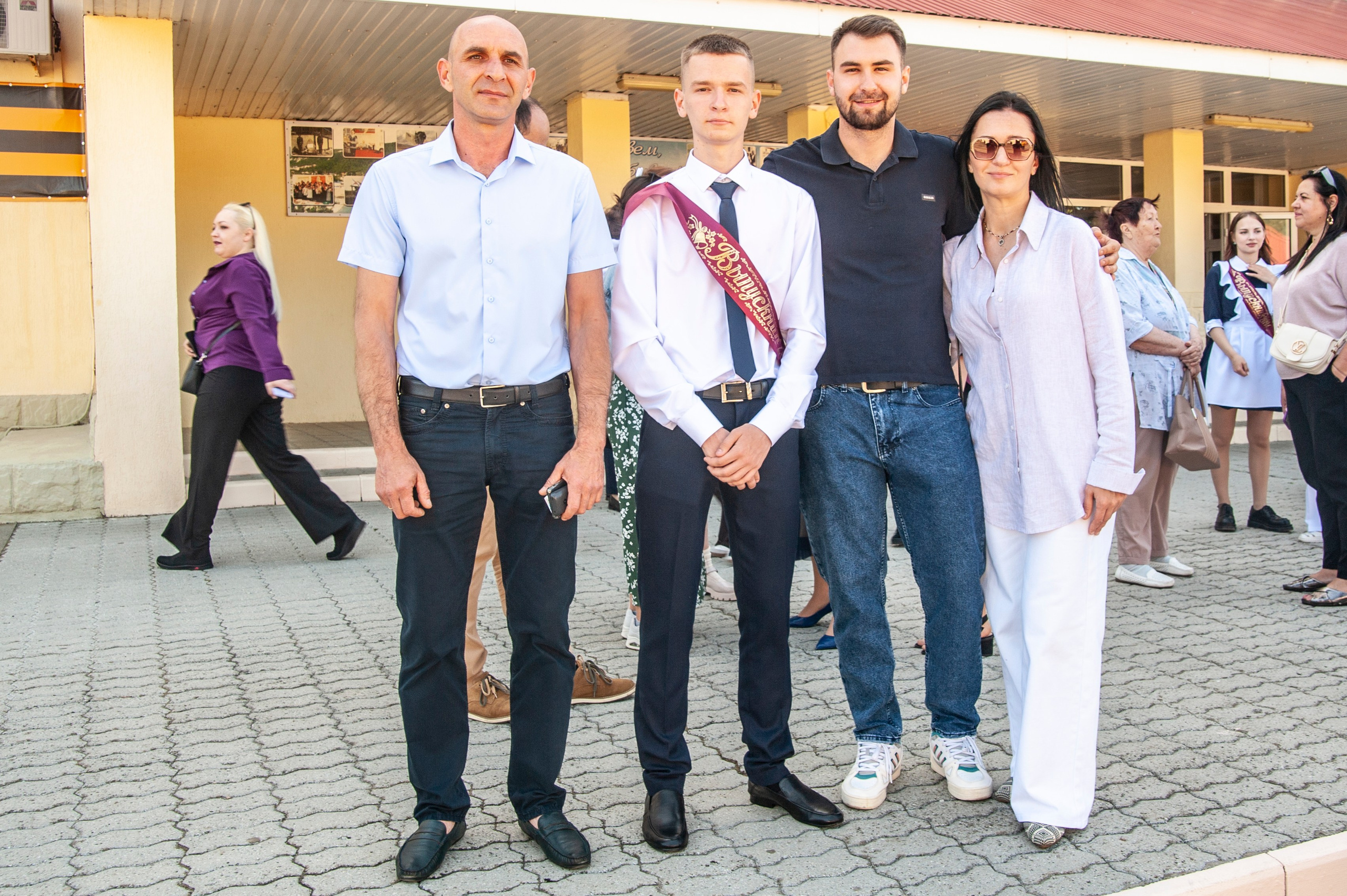 Последний Звонок МАОУ СОШ № 17 им. Эдуарда Есаяна — Архипо-Осиповка. Свадебный и семейный фотограф Денис Лукьянов в Краснодаре, Краснодарском крае и Республике Крым