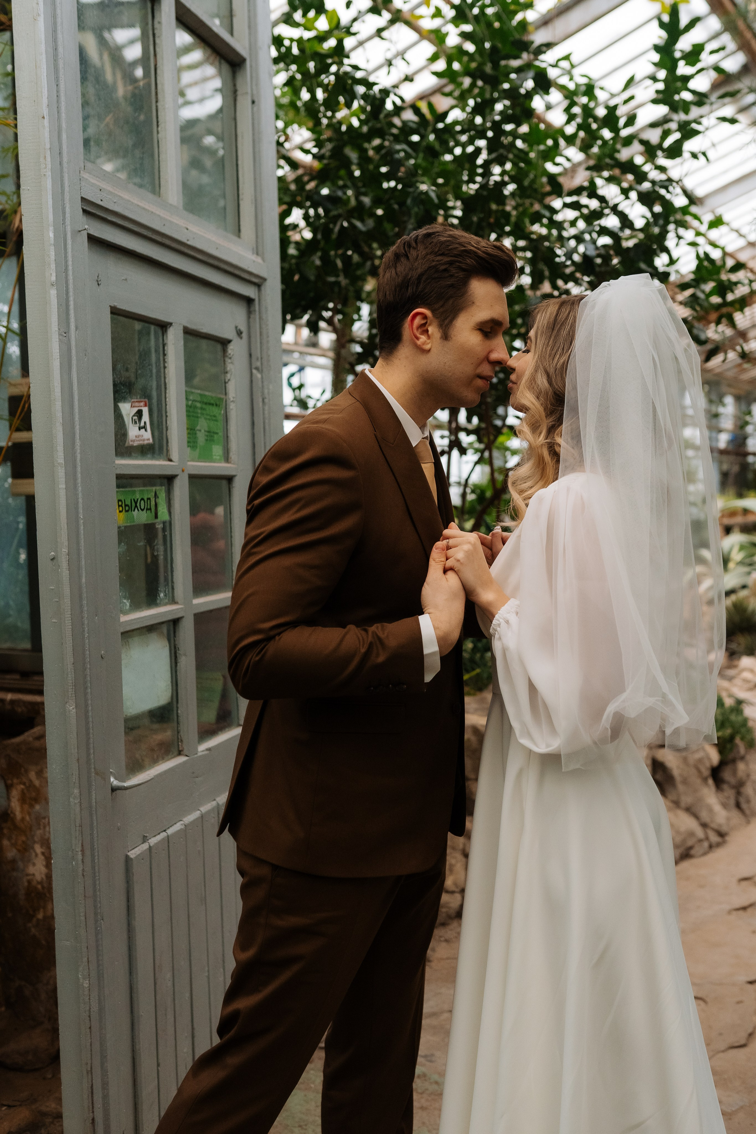 Свадебная фотосессия в оранжерее, Москва. Свадебный фотограф в Москве Анна Полушина