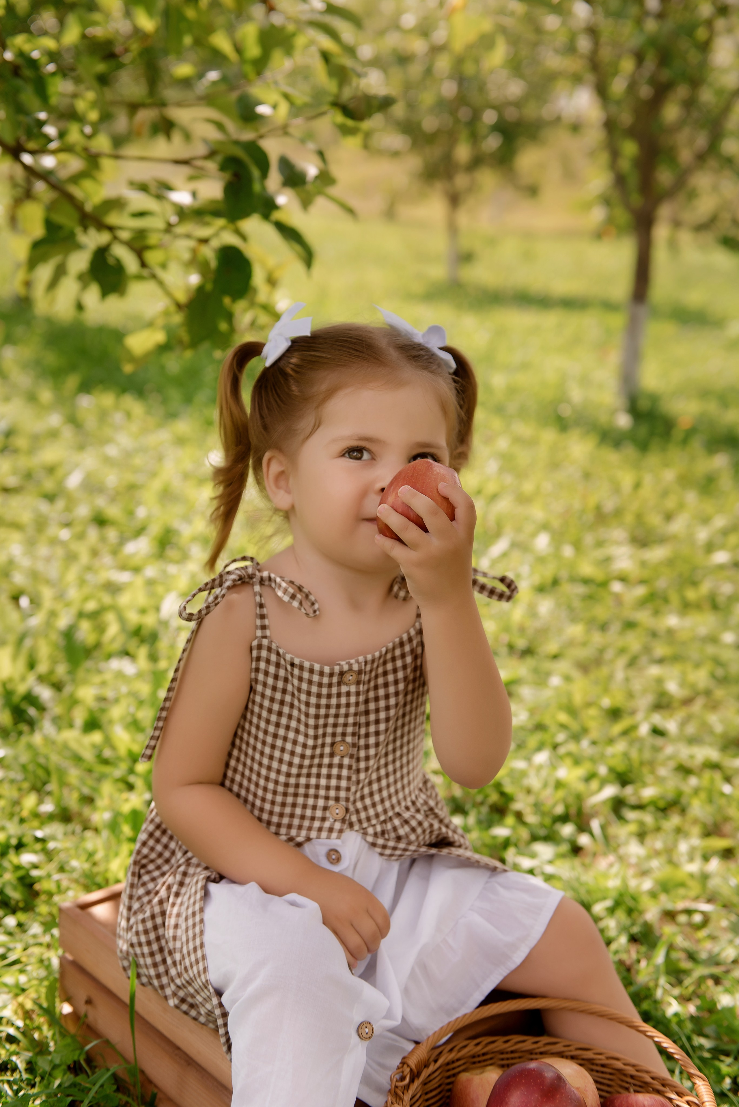 Яблоневый сад. Детский фотограф в Долгопрудном и Москве