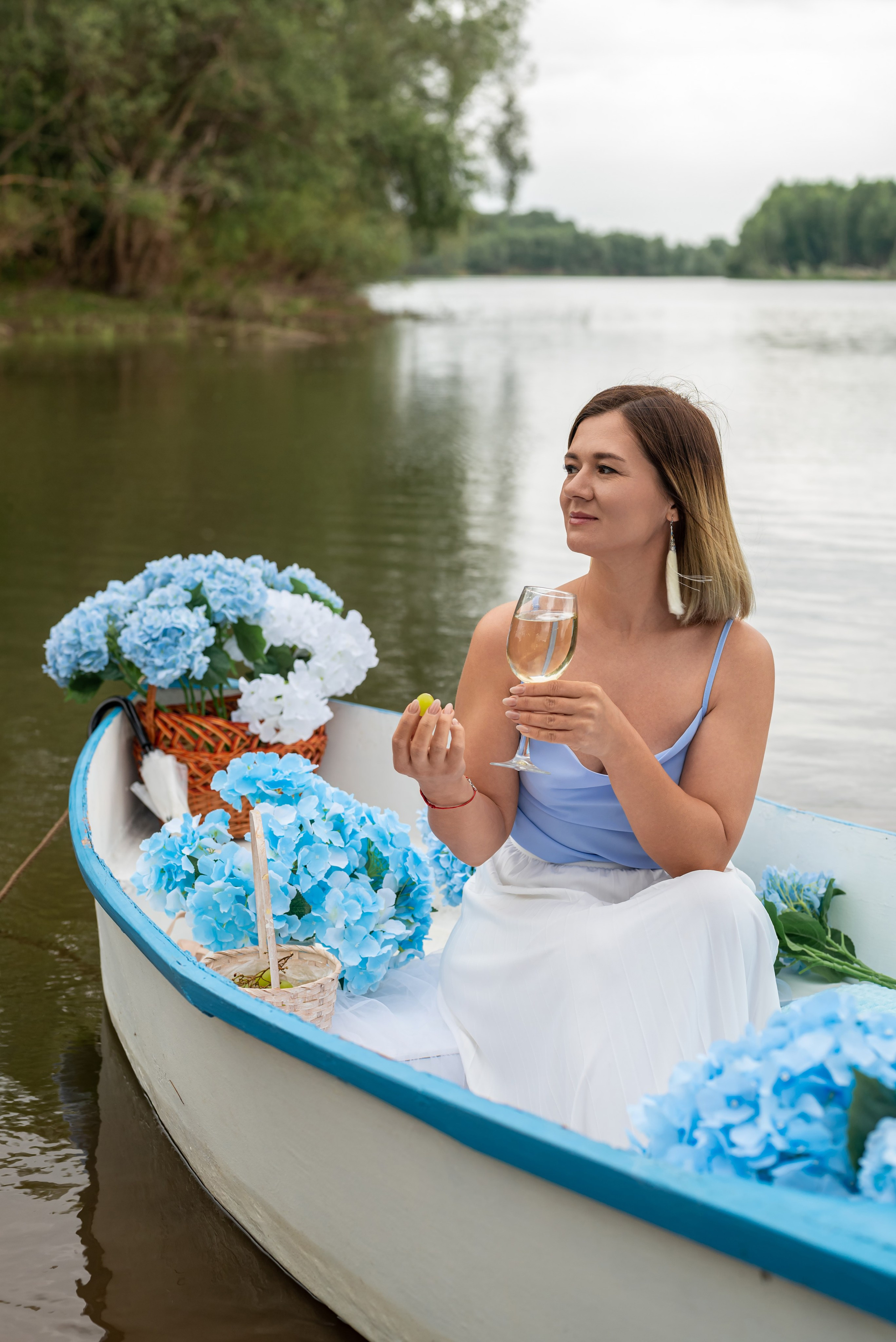 Фотопроект на лодке с голубыми гортензиями. Фотограф в городе Салават