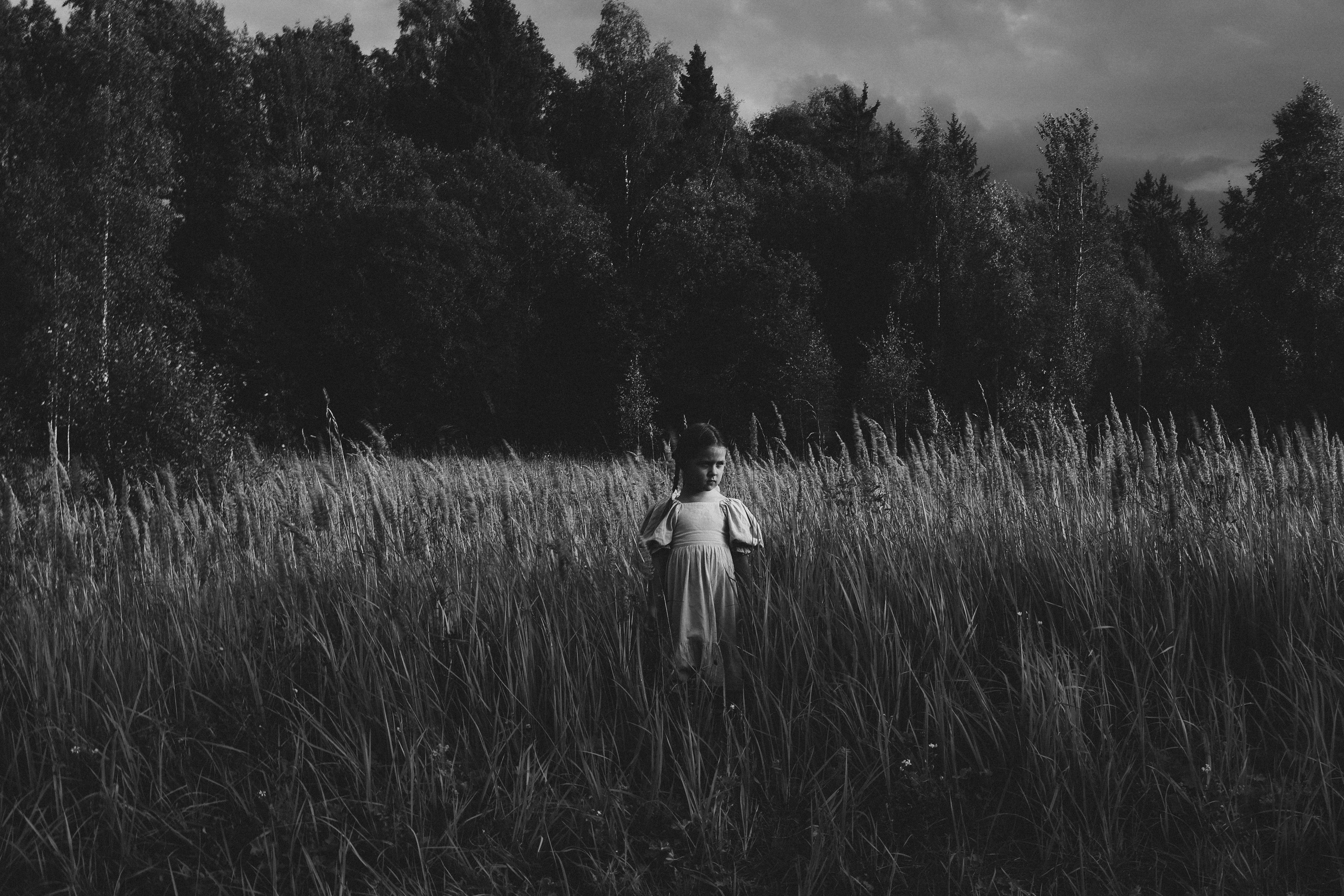 Черно-белая фотография одинокая девочка в поле