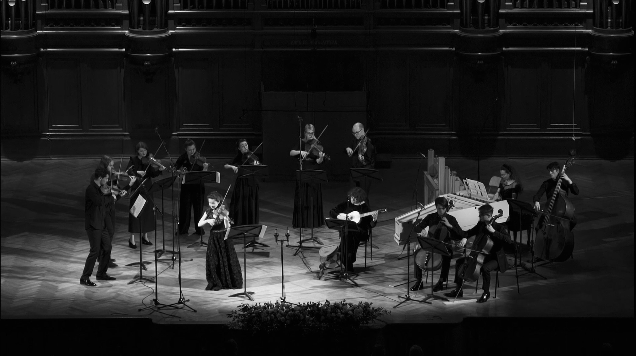 На сцене. Скрипачка Анна Савкина