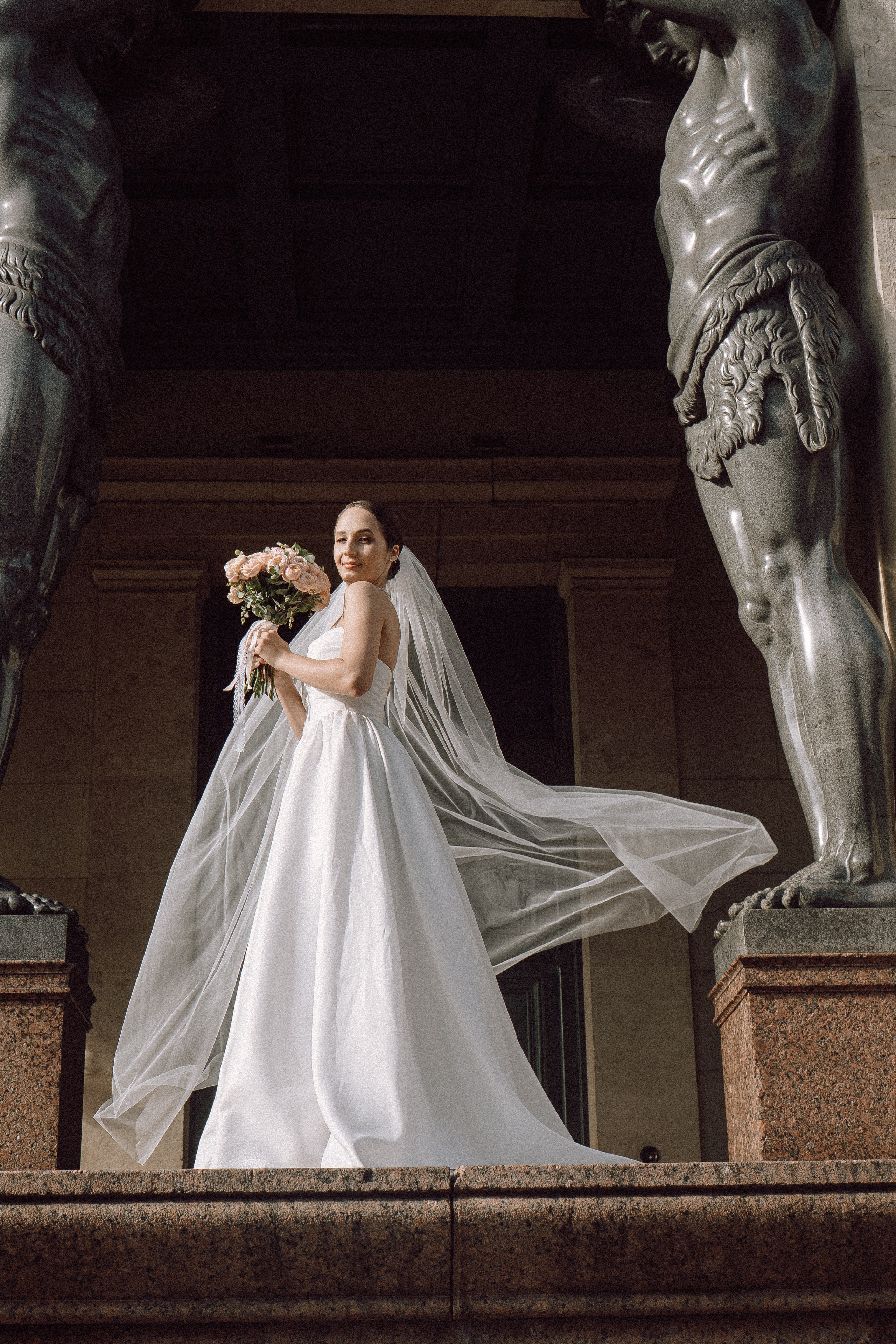 СВАДЕБНАЯ ПРОГУЛКА В САНТК-ПЕТЕРБУРГЕ (ИСАКИЕВСКИЙ СОБОР, ЗИМНЯЯ КАНАВКА, ЭРМИТАЖ И БОЛЬШАЯ МОРСКАЯ УЛИЦА). Профессиональный фотограф, Санкт-Петербург — Виктория Богомолова