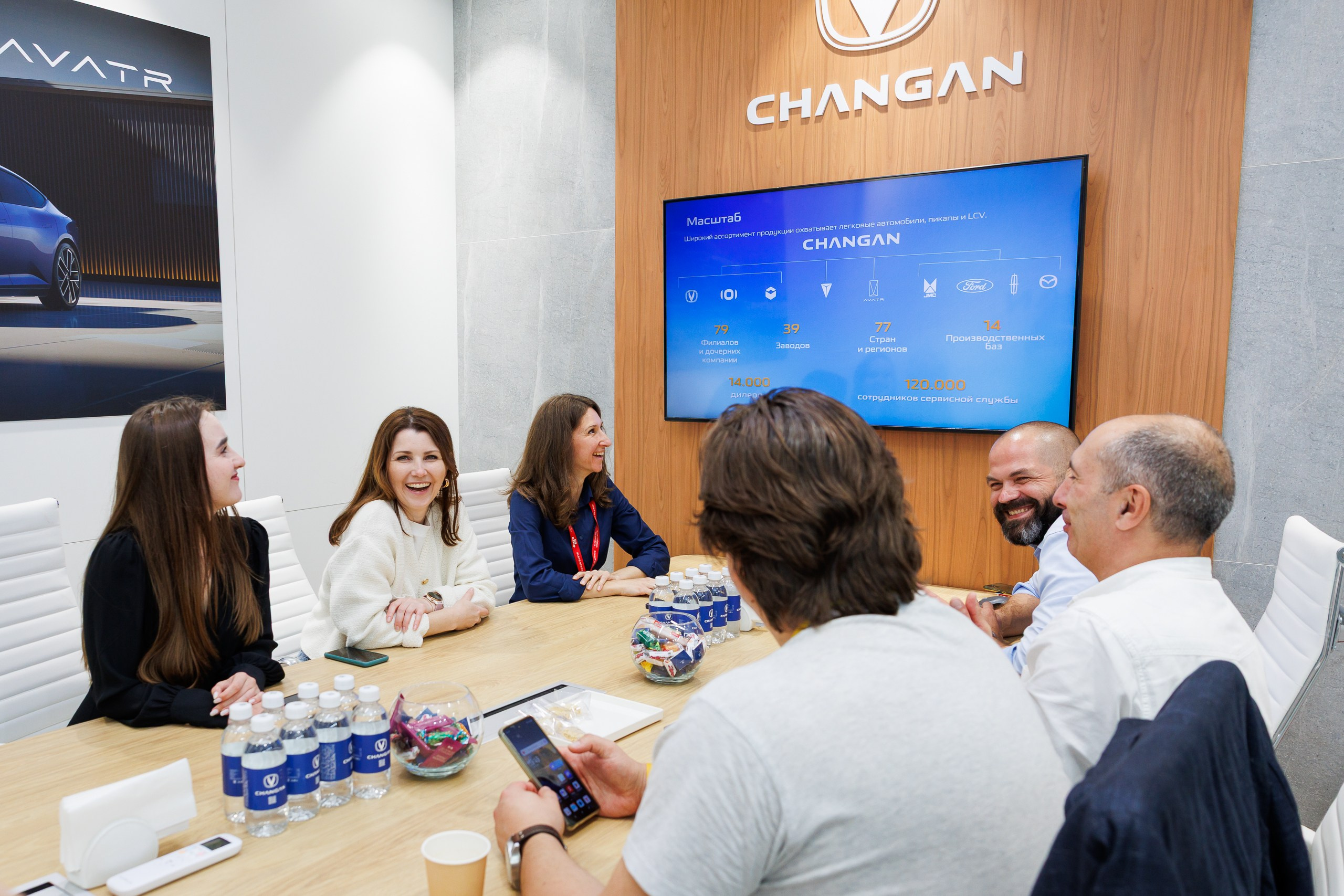 Подписание документов между партнерами на бизнес-форуме, репортаж