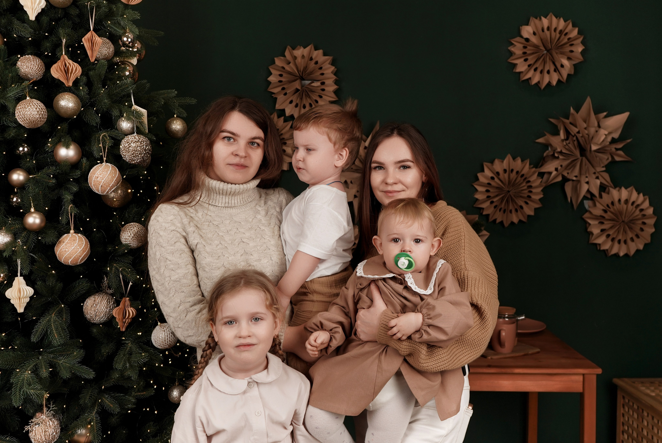 Новогодняя семейная фотосессия в фотостудии Рафинад. Фотограф Ростов-на-Дону и Новочеркасск. Свадебный фотограф в Ростове-на-Дону. Таинство Крещения и Венчания, семейные фотосессии. Алёна Чёботова