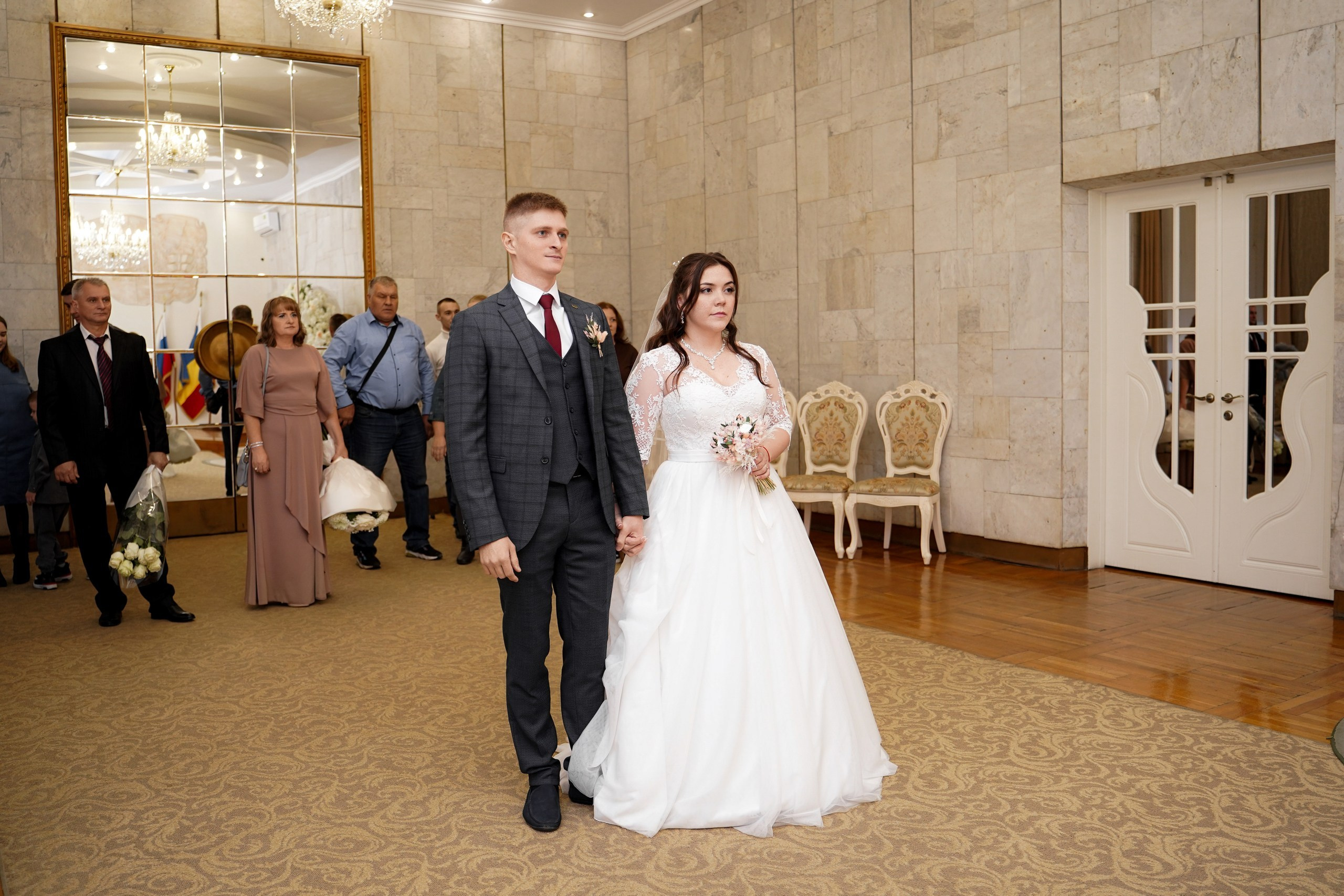 Свадебная фотосессия в Кировском ЗАГСе в Ростове-на-Дону. Фотограф Алёна Чёботова. Свадебный фотограф в Ростове-на-Дону. Таинство Крещения и Венчания, семейные фотосессии. Алёна Чёботова