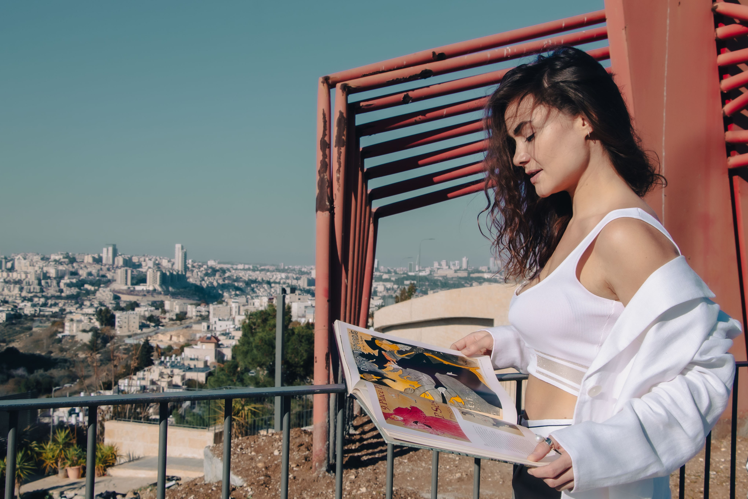 девушка читает книгу 