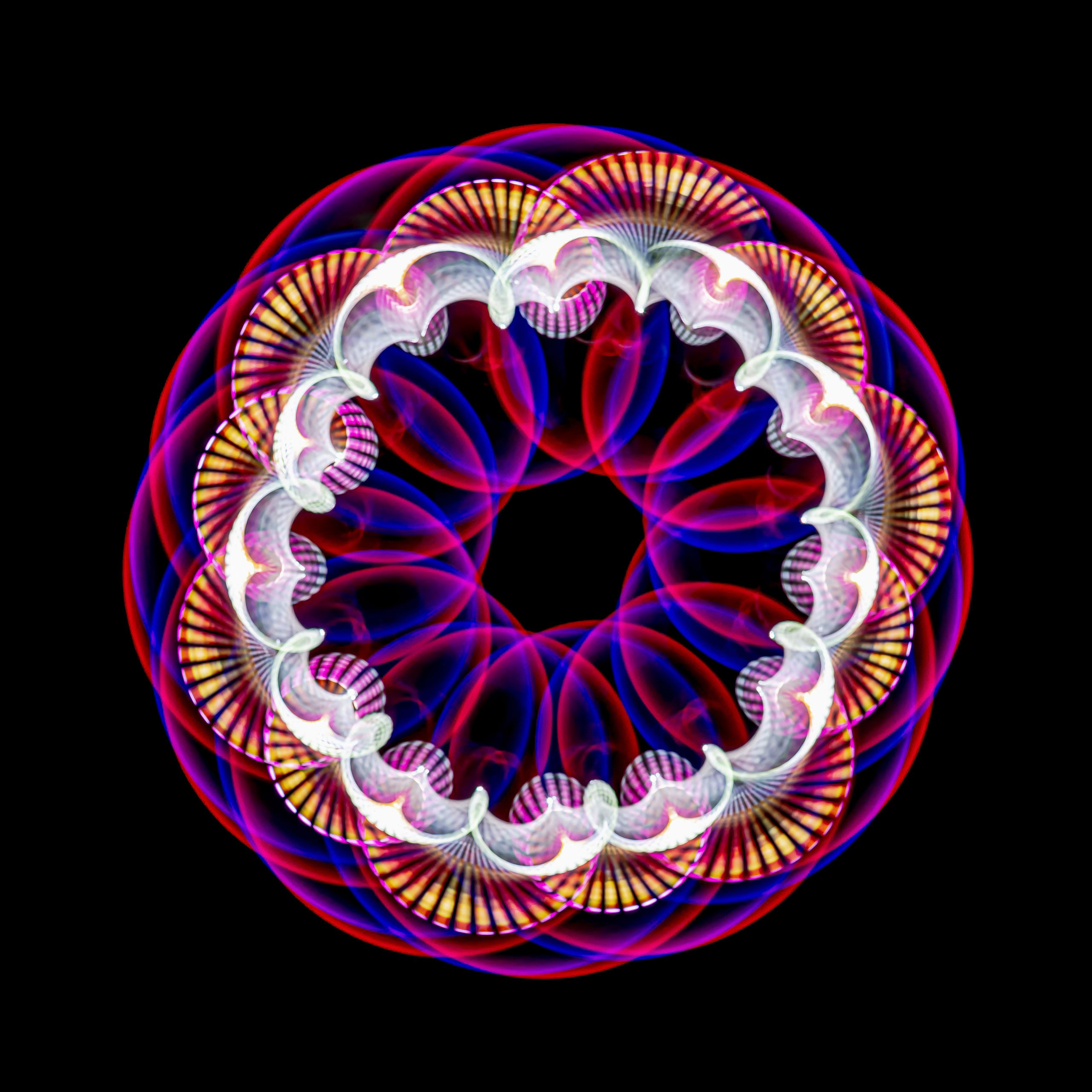 Рисование светом. Скульптуры из воды Сергея Толмачева