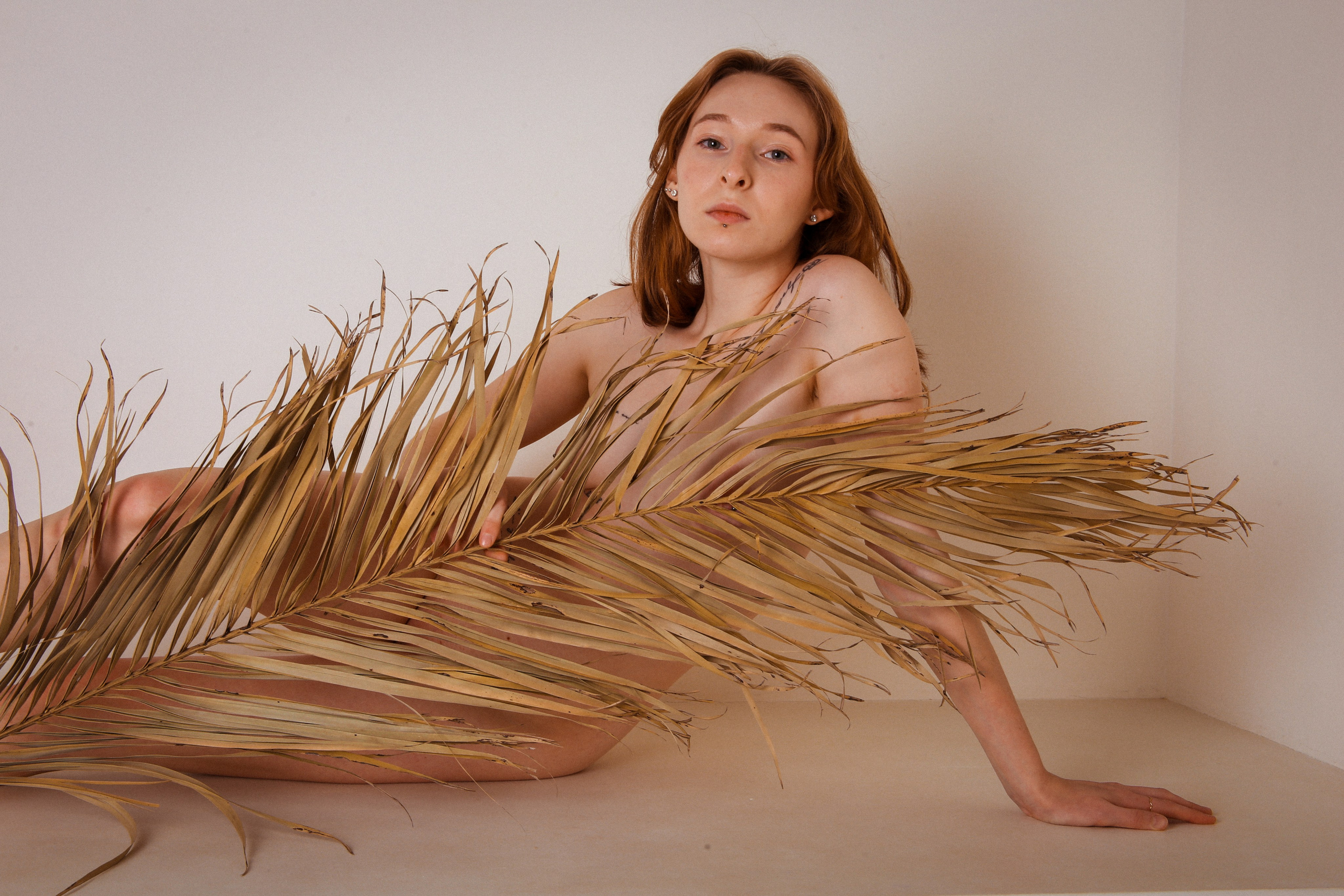 Полина в фотостудии с песком. Фотограф Пермь. Фотосессия в фотостудии Перми и на свежем воздухе