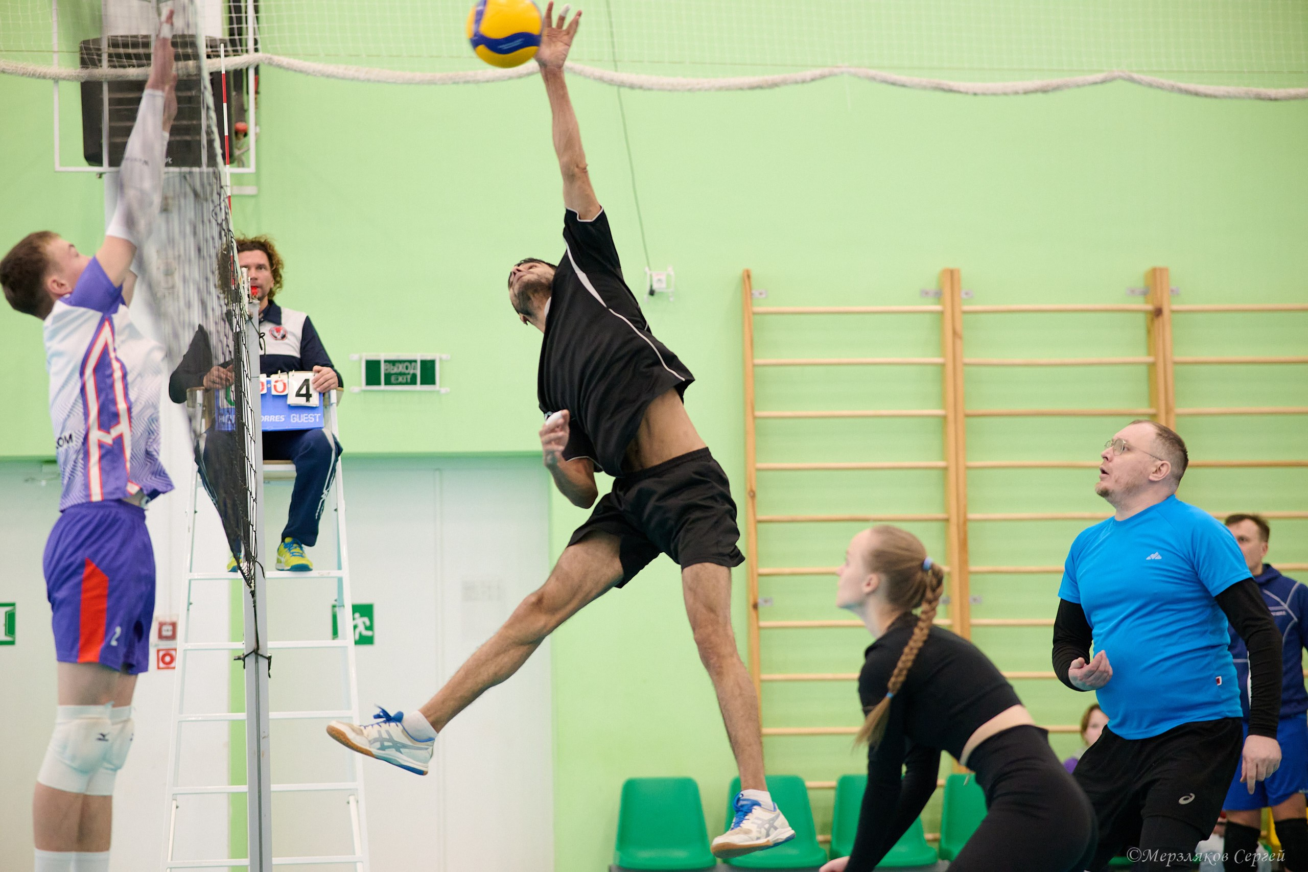 Новогодний волейбольный турнир. Ижевск. 16.12.23. Спортивный репортажный фотограф в Ижевске Сергей Мерзляков