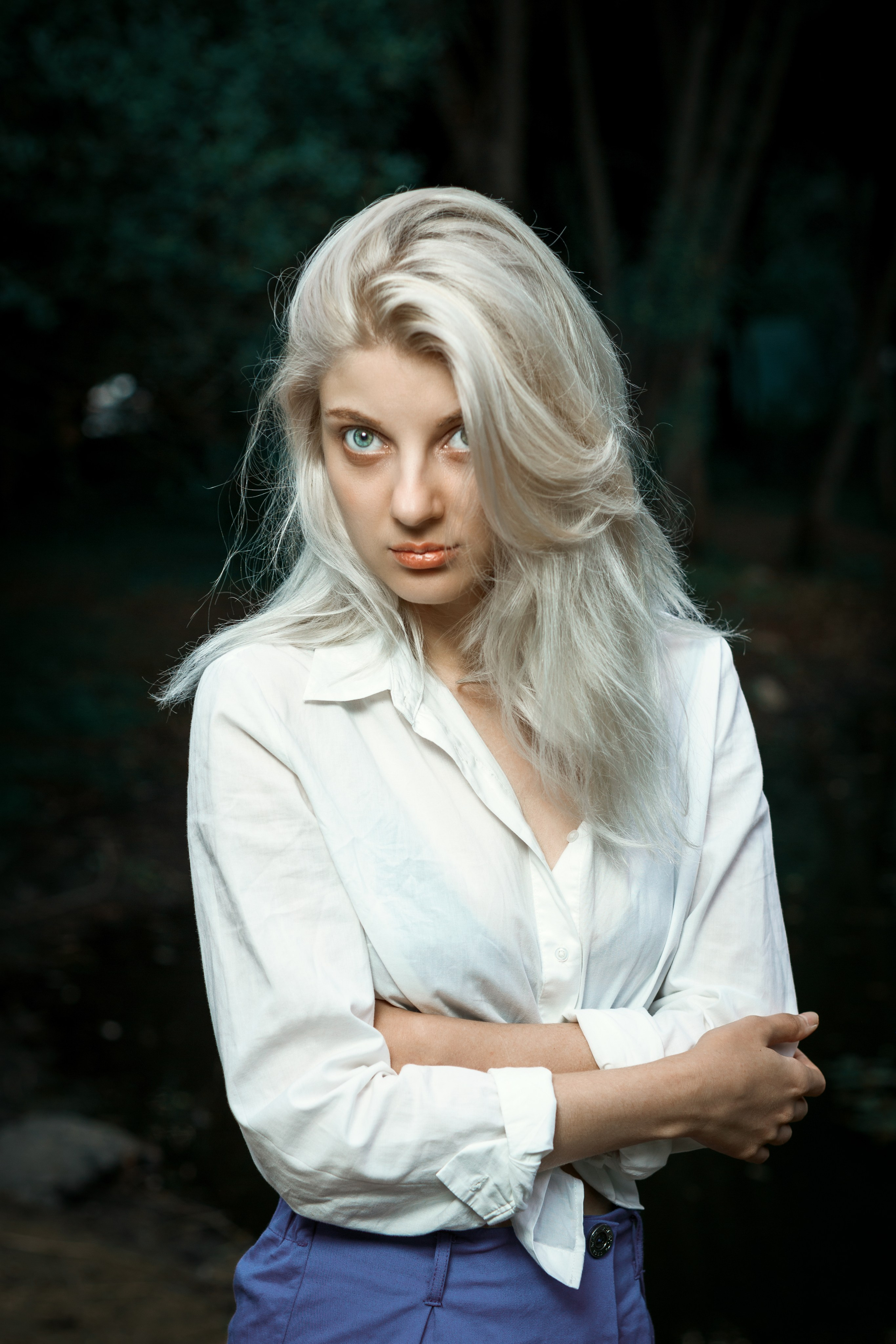 Откройте для себя магию "Белоснежной гармонии" в этом фотоальбоме, где девушка с белоснежными волосами предстаёт в утончённых образах на природе. Наслаждайтесь кадрами, где она лежит на дереве у озера и на траве, с элегантной рубашкой, добавляющей загадочности и эстетики. Девушка, молодая девушка, Блондинка, Фотосеесия, Подросток, Крашенные волосы, Озеро, Рубашка, Позировка, Потрет, Полуголая, Полуголая девушка, Девушка в белье, Дерево, Озеро, Красотка, Ноги, Трава, Ню,