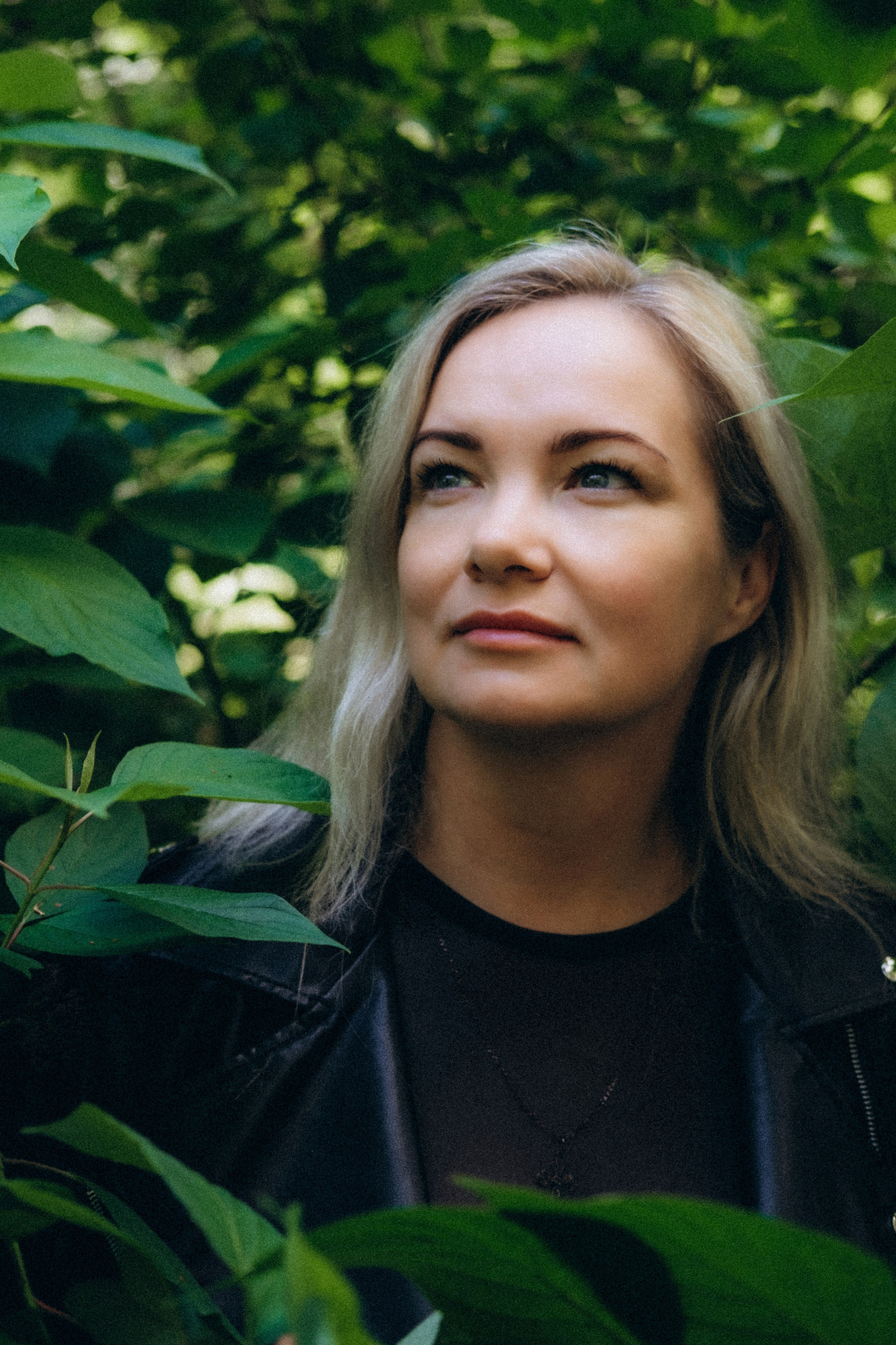 Фотосессия девушки в парке Екатеринбурга. Свадебный фотограф в Екатеринбурге — заказ профессиональной фотосесии, все виды фотосъемки