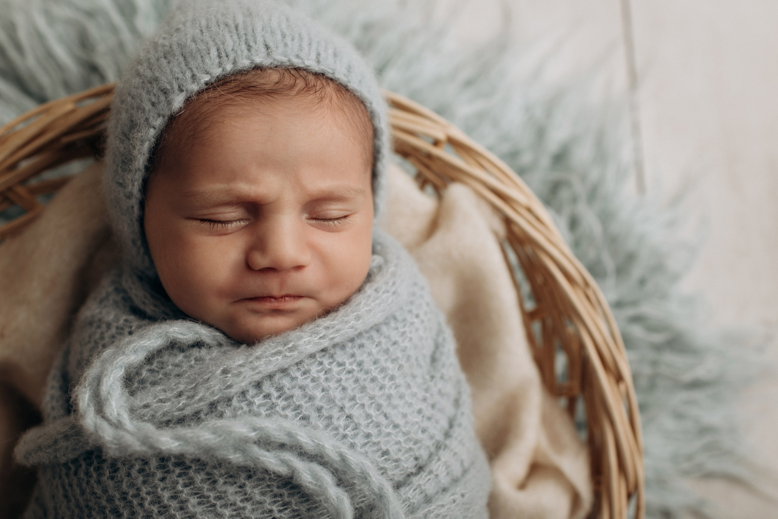 Newborn (фотосессия новорожденных). Фотостудия для новорожденных и малышей в Твери — На ручки