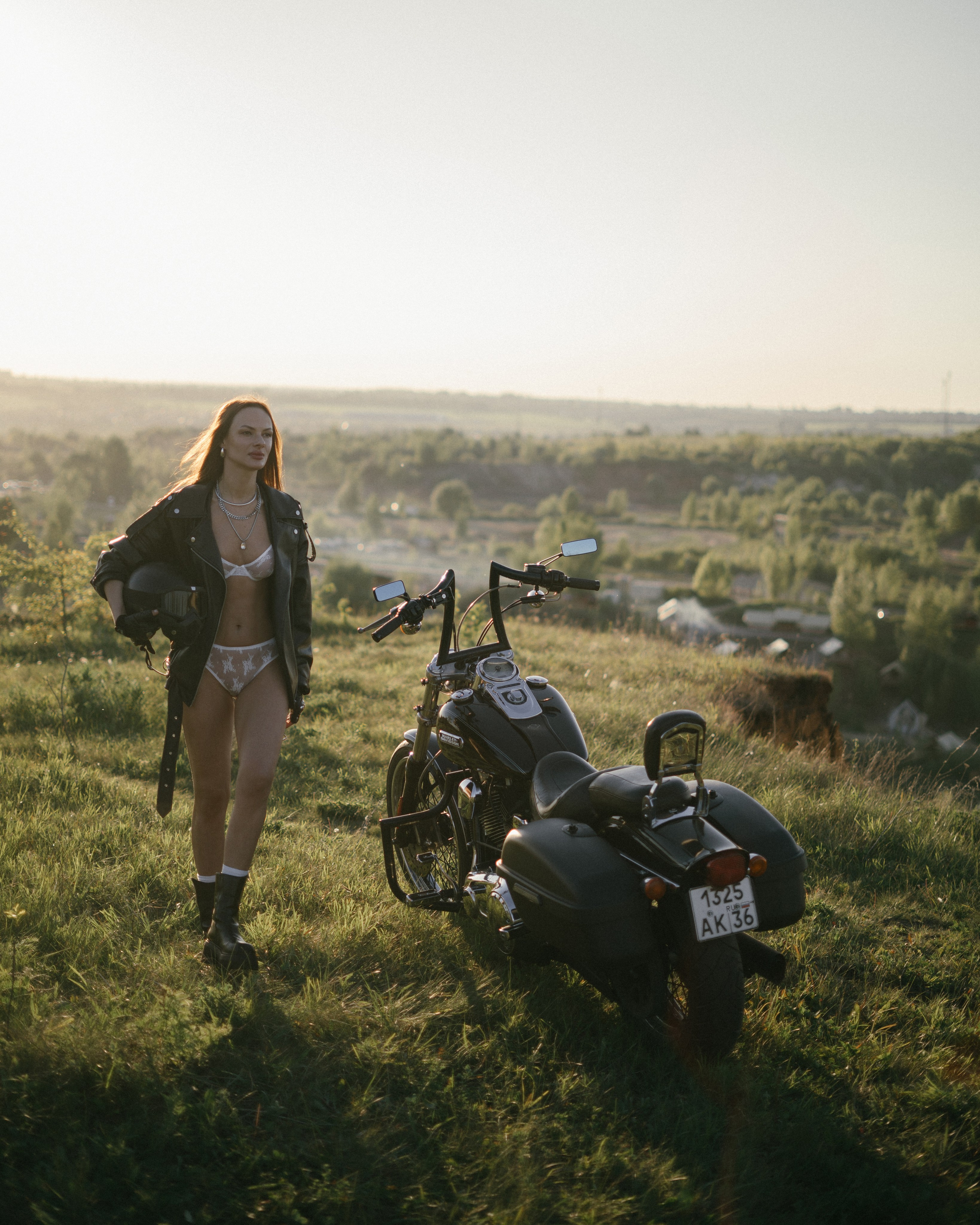 Брутальный шик: фотосессия с мотоциклом в историческом месте 