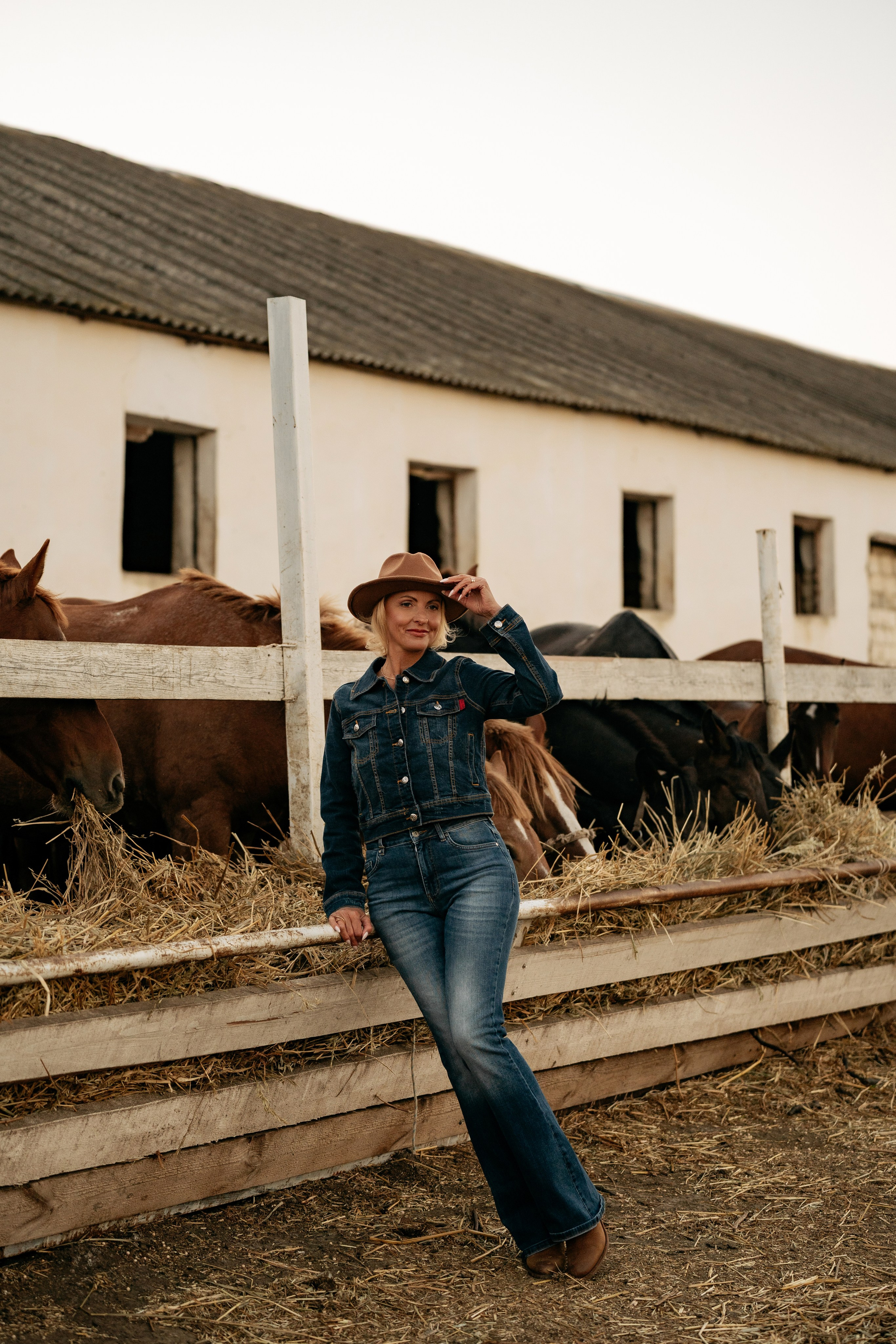 Счастливые моменты семьи в Анапе: фотосессия с лошадьми и козами на эко-комплексе «Ферма». Фотограф Анапа.