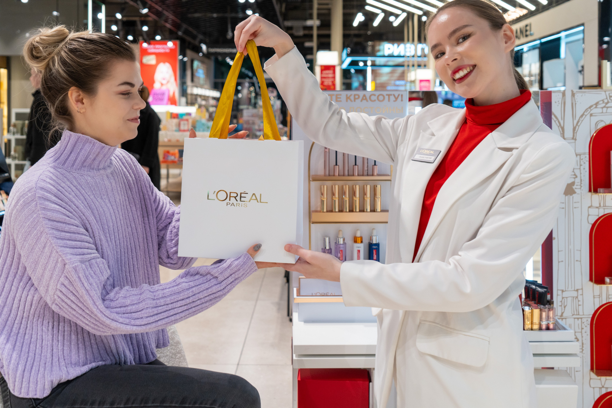 Отчет партнерской интеграции Loreal в магазинах Рив Гош. Репортажный фотограф в Красной Поляне и Сочи Павлюченко Екатерина