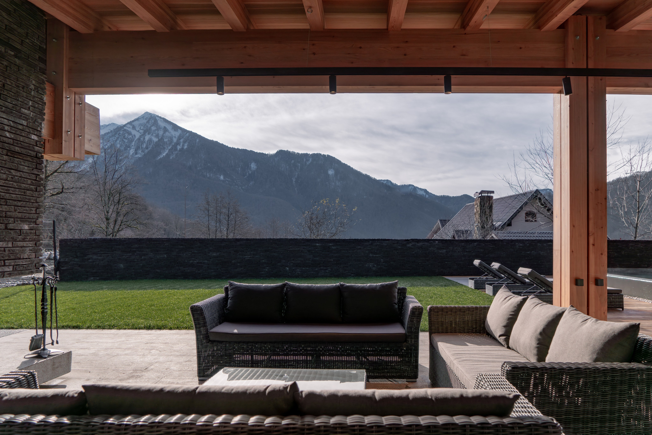 Загородный комплекс в стиле шале — экстерьер. Репортажный фотограф в Красной Поляне и Сочи Павлюченко Екатерина