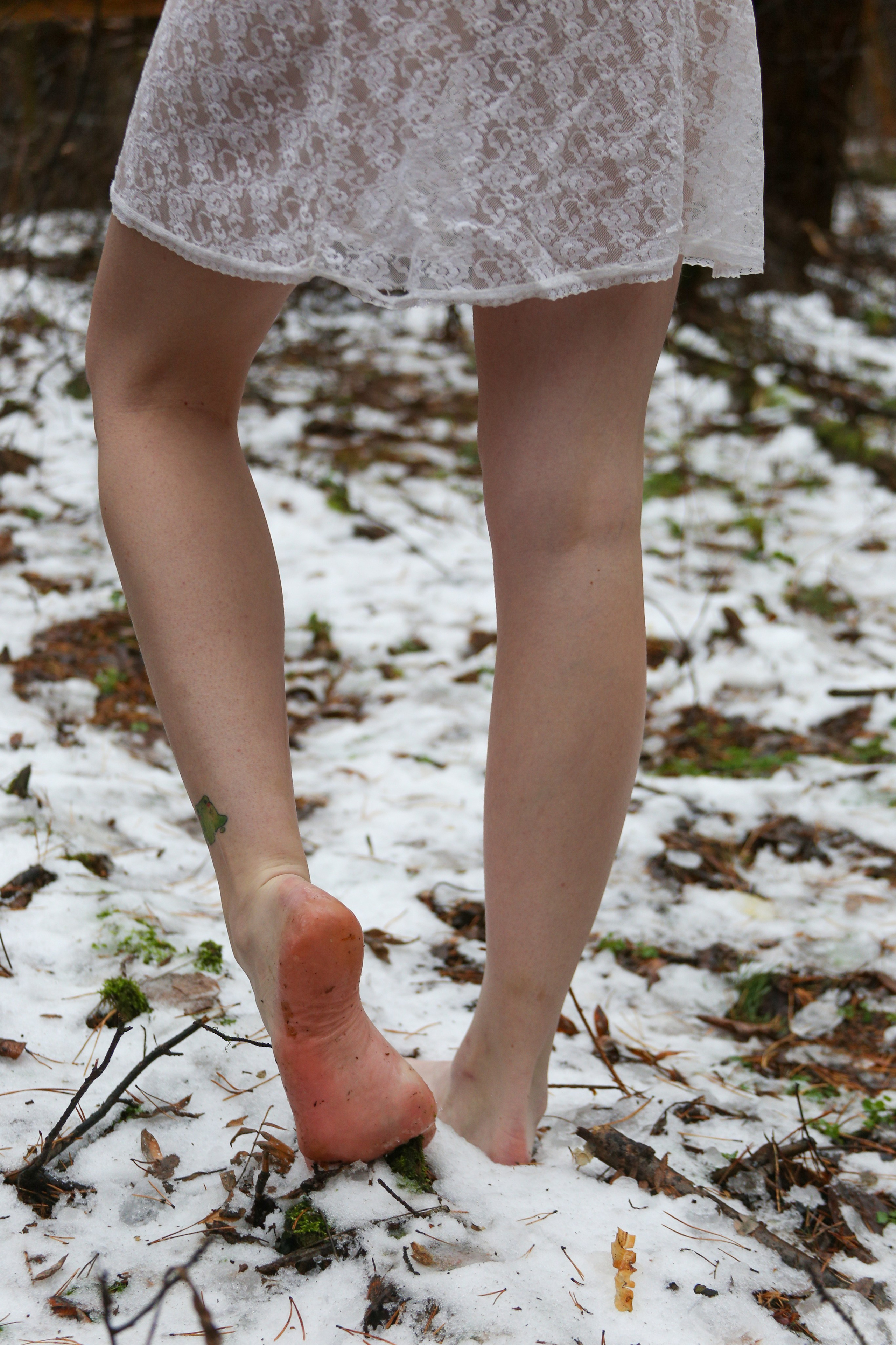 Полина на снегу босиком. Фотограф Пермь. Фотосессия в фотостудии Перми и на свежем воздухе