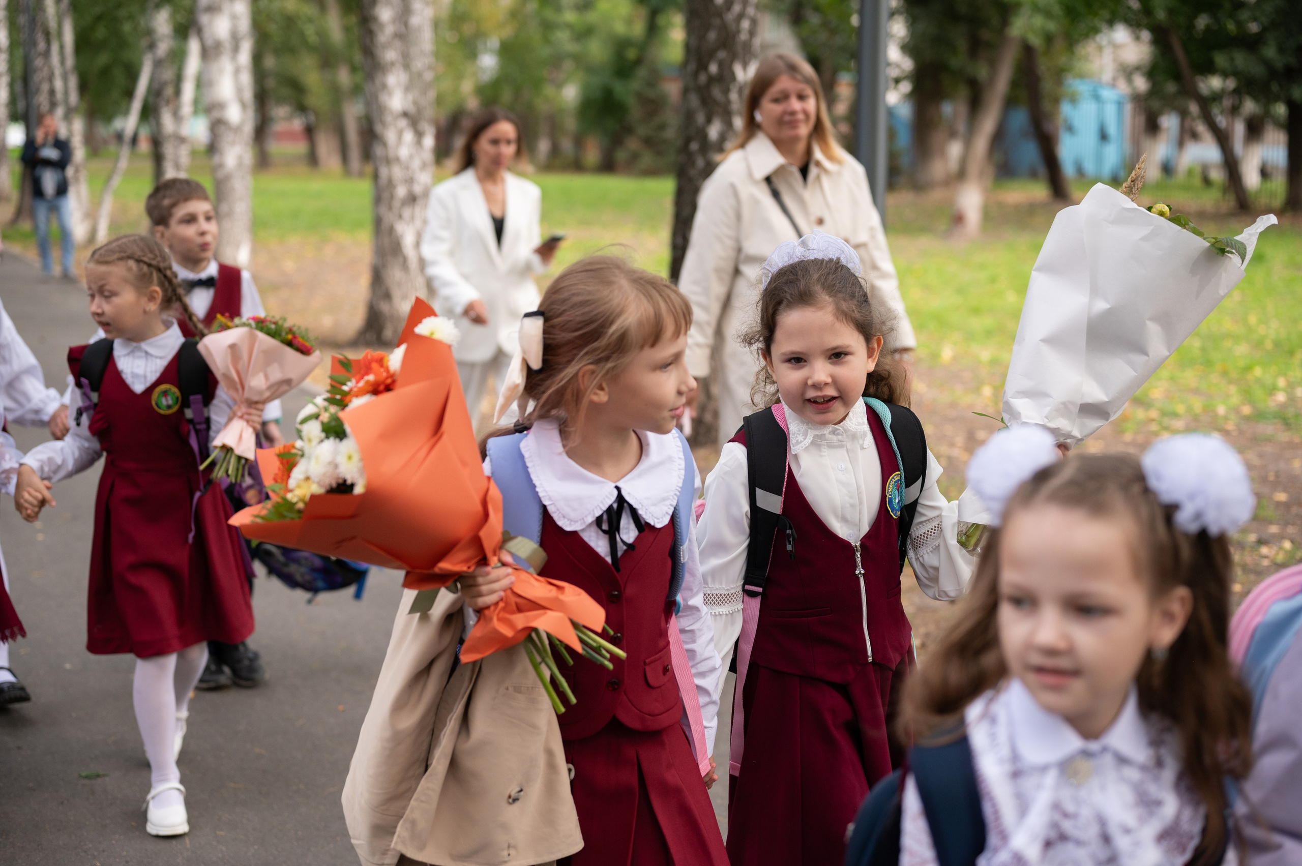 1 сентября 16 гимназия 2 класс (линейка + в классе+ на улице). Фотограф новорожденных, семейный детский в Тюмени Татьяна Морозова