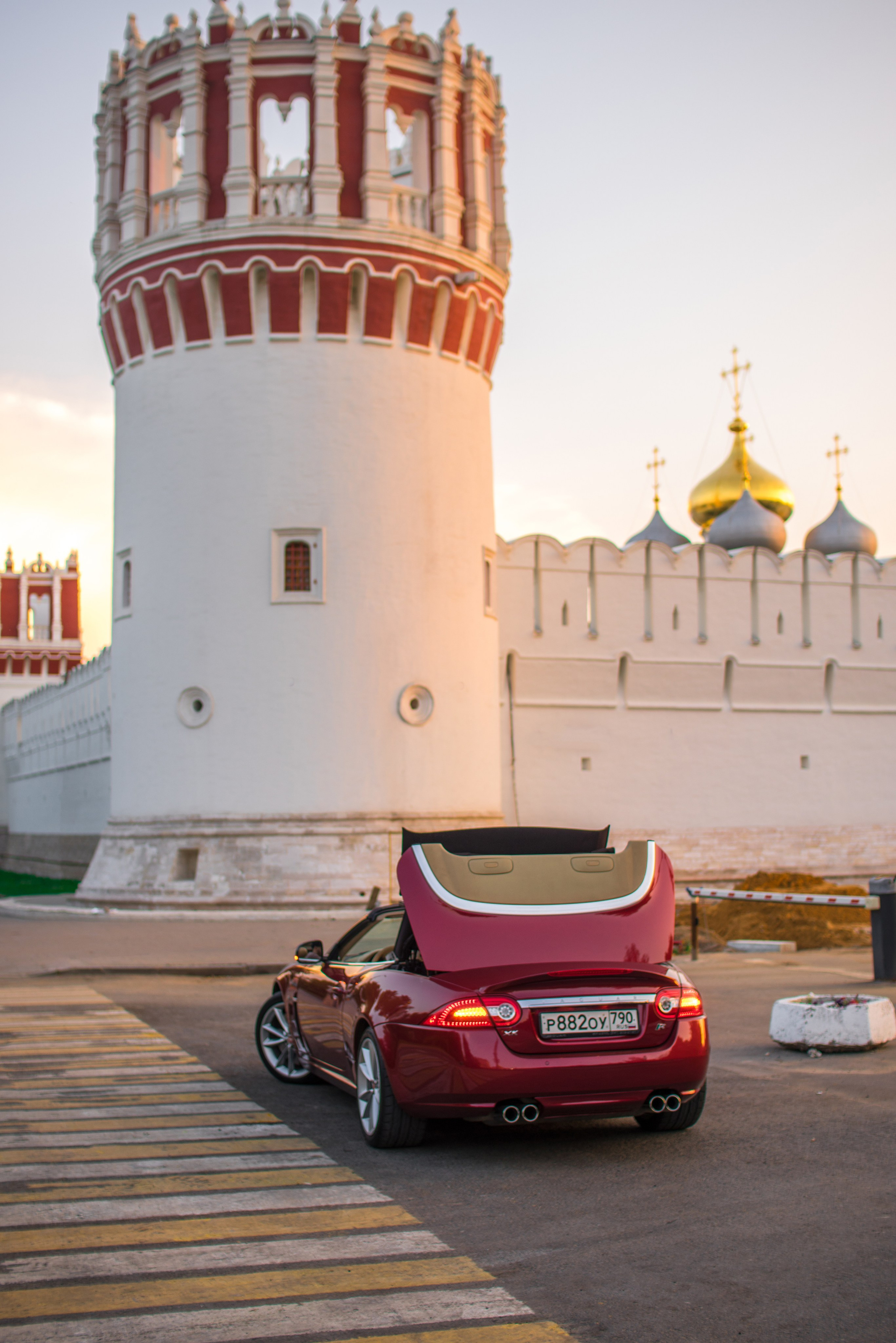 Фотосъемка в кабриолете по улицам Москвы на Jaguar. Жуков Илья  свадебный фотограф в Москве