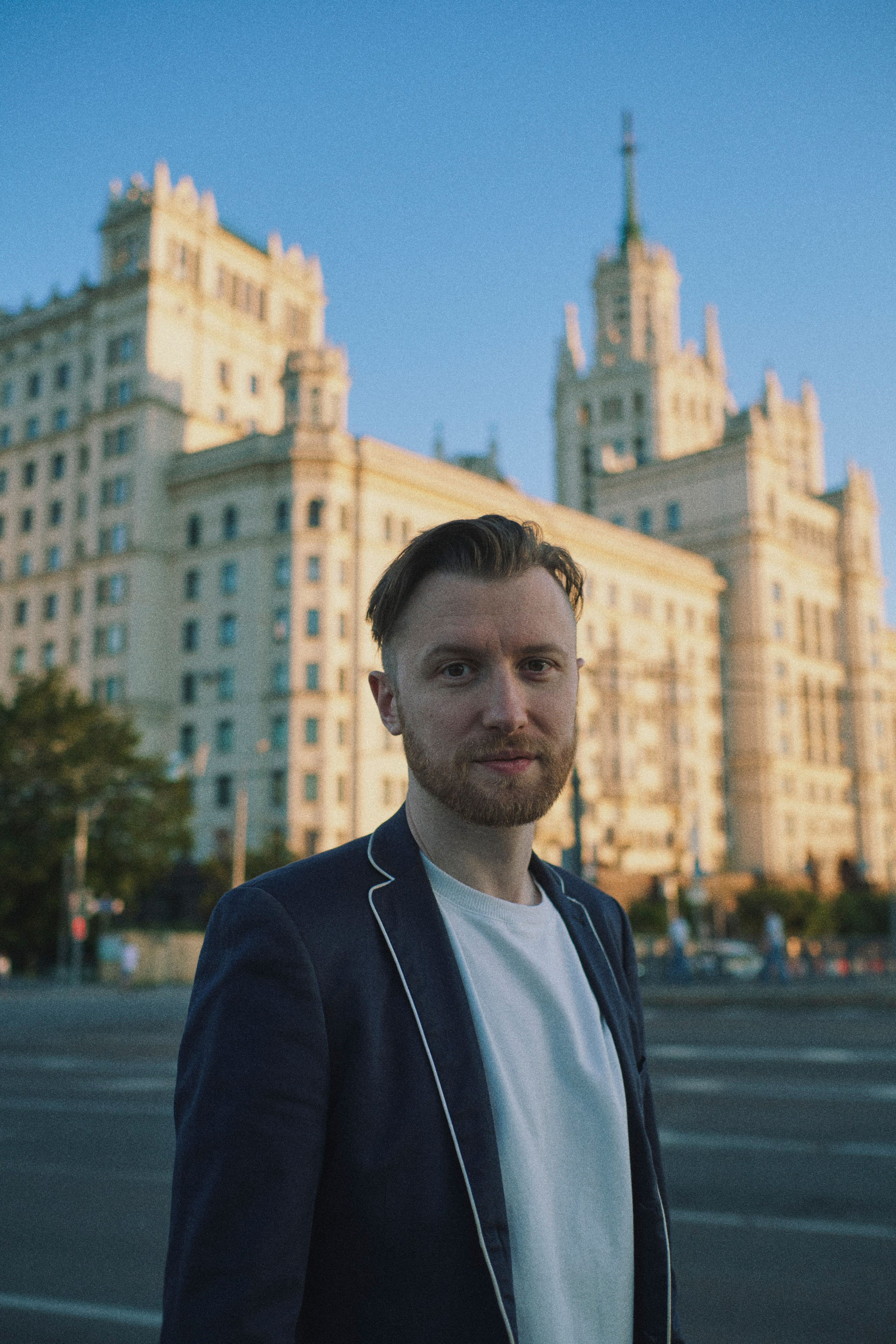 Мужчина на фоне Котельнической высотки