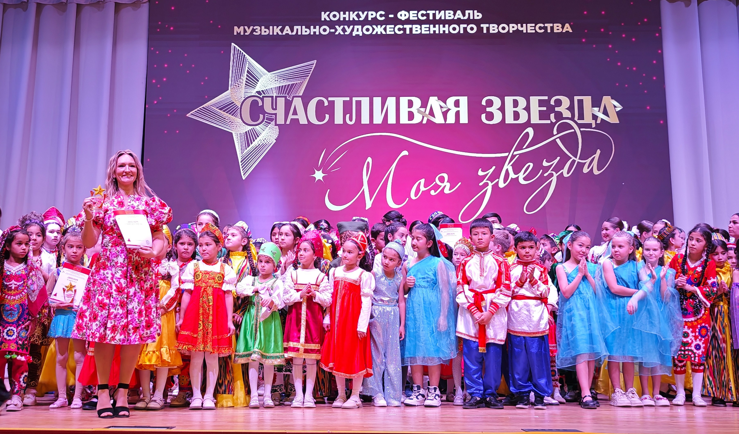 1 ноября 2025 г, г. Бохтар, Таджикистан. Золотое яблочко