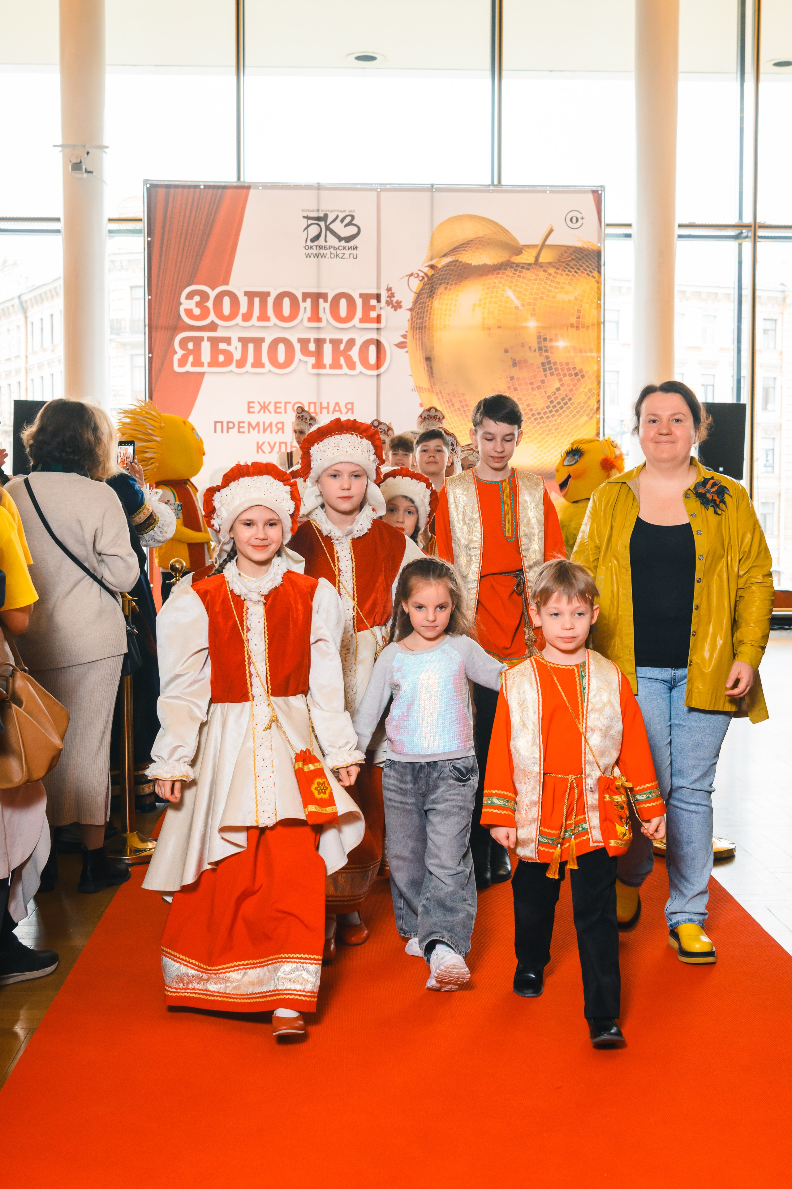 23 апреля, красная дорожка, БКЗ Октябрьский, г. Санкт-Петербург. Золотое яблочко