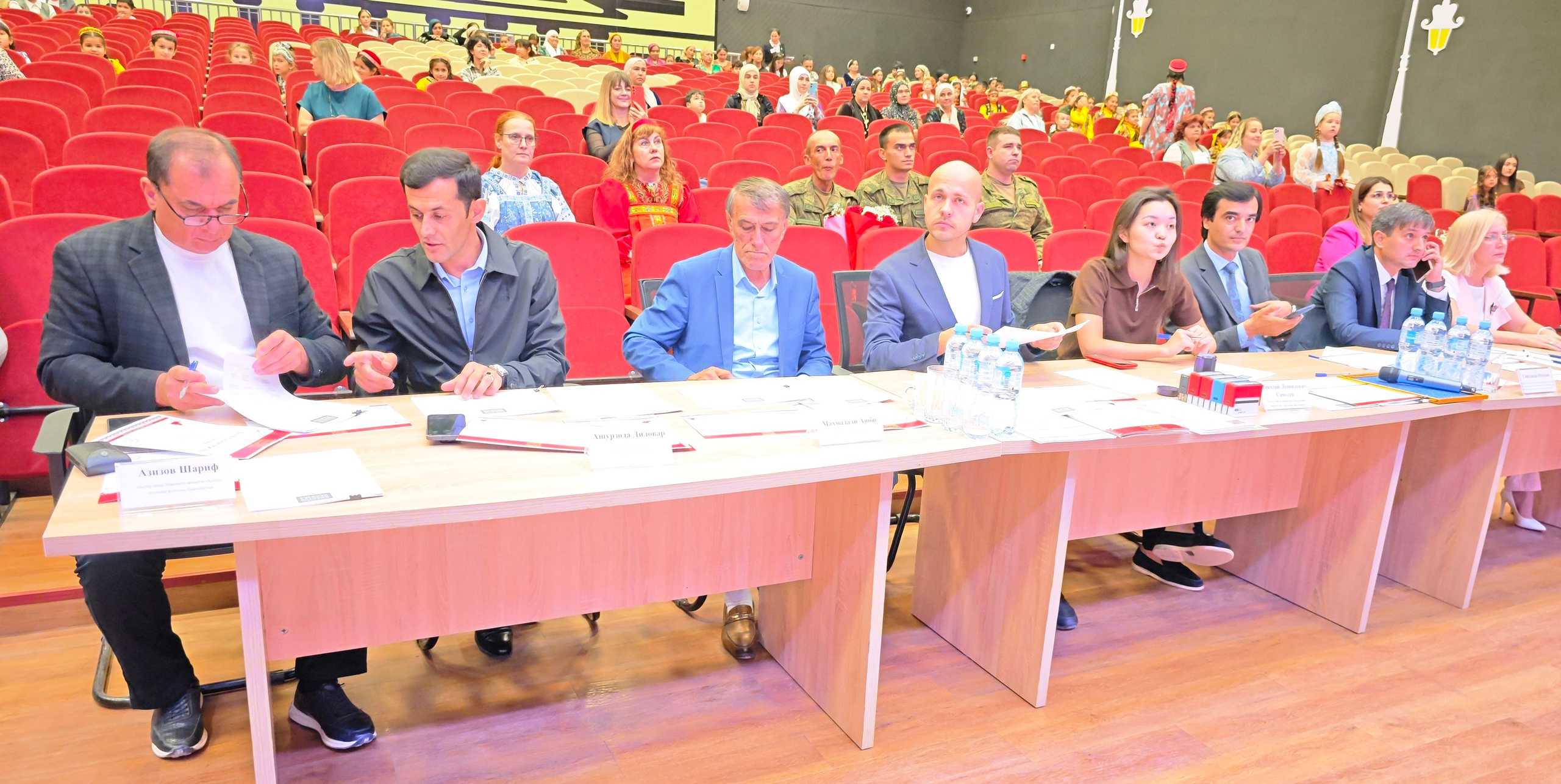 1 ноября 2025 г, г. Бохтар, Таджикистан. Золотое яблочко