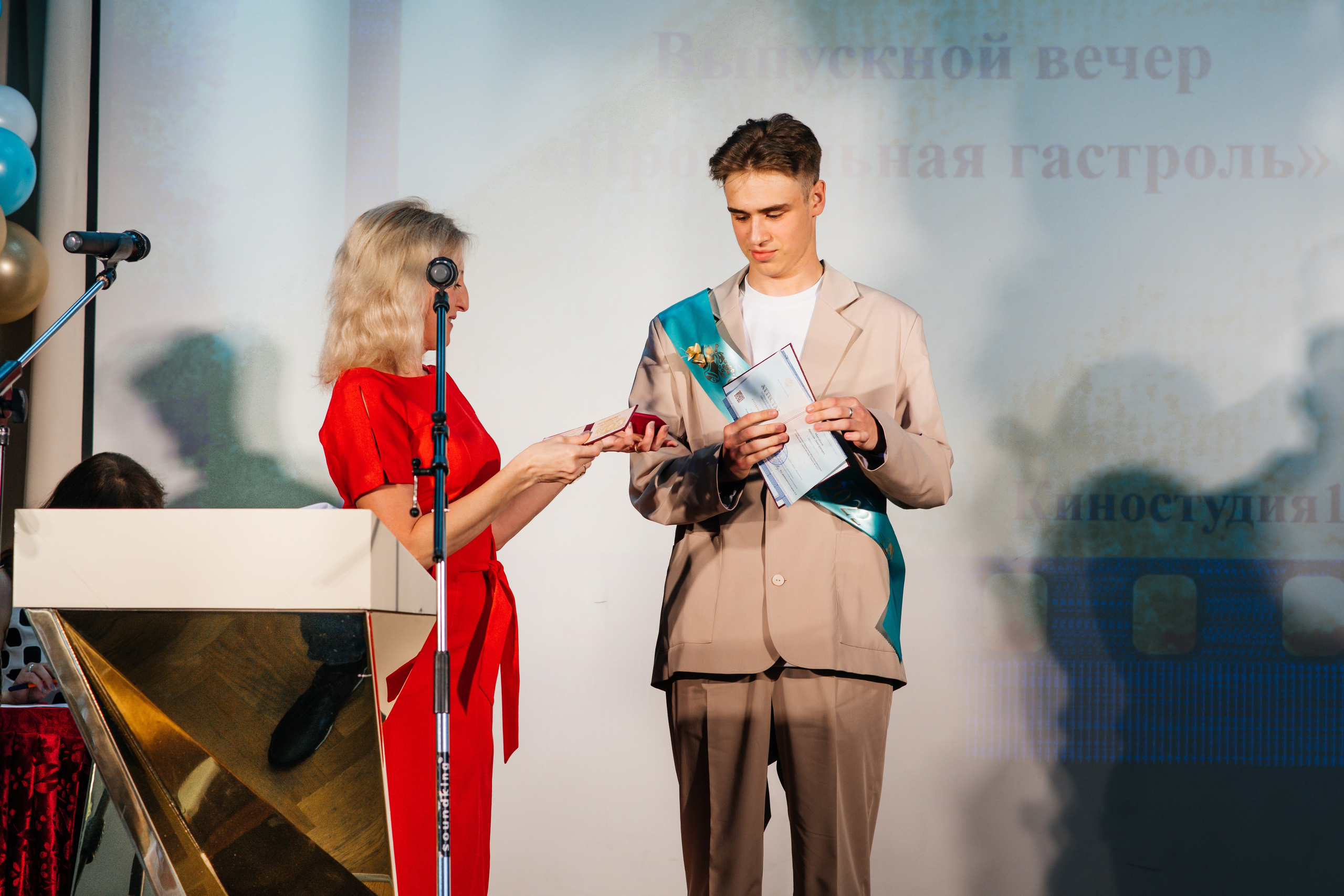 Вручение аттестатов. Выпускные альбомы в Подольске Москве и МО