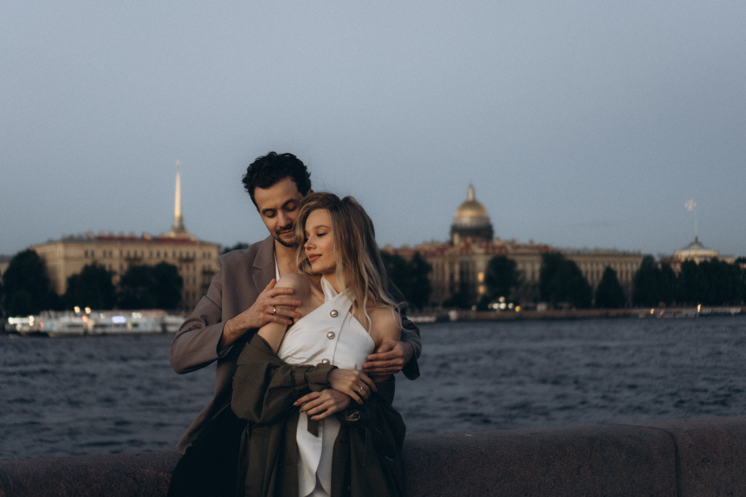 СВАДЕБНАЯ СЬЕМКА ПАРЫ НА РАССВЕТЕ В БЕЛЫЕ НОЧИ И ПРОГУЛКА С РАЗВОДНЫМИ МОСТАМИ И ПИКНИК ВОЗЛЕ ИСАКИЕВСКОГО СОБОРА. Профессиональный фотограф, Санкт-Петербург — Виктория Богомолова