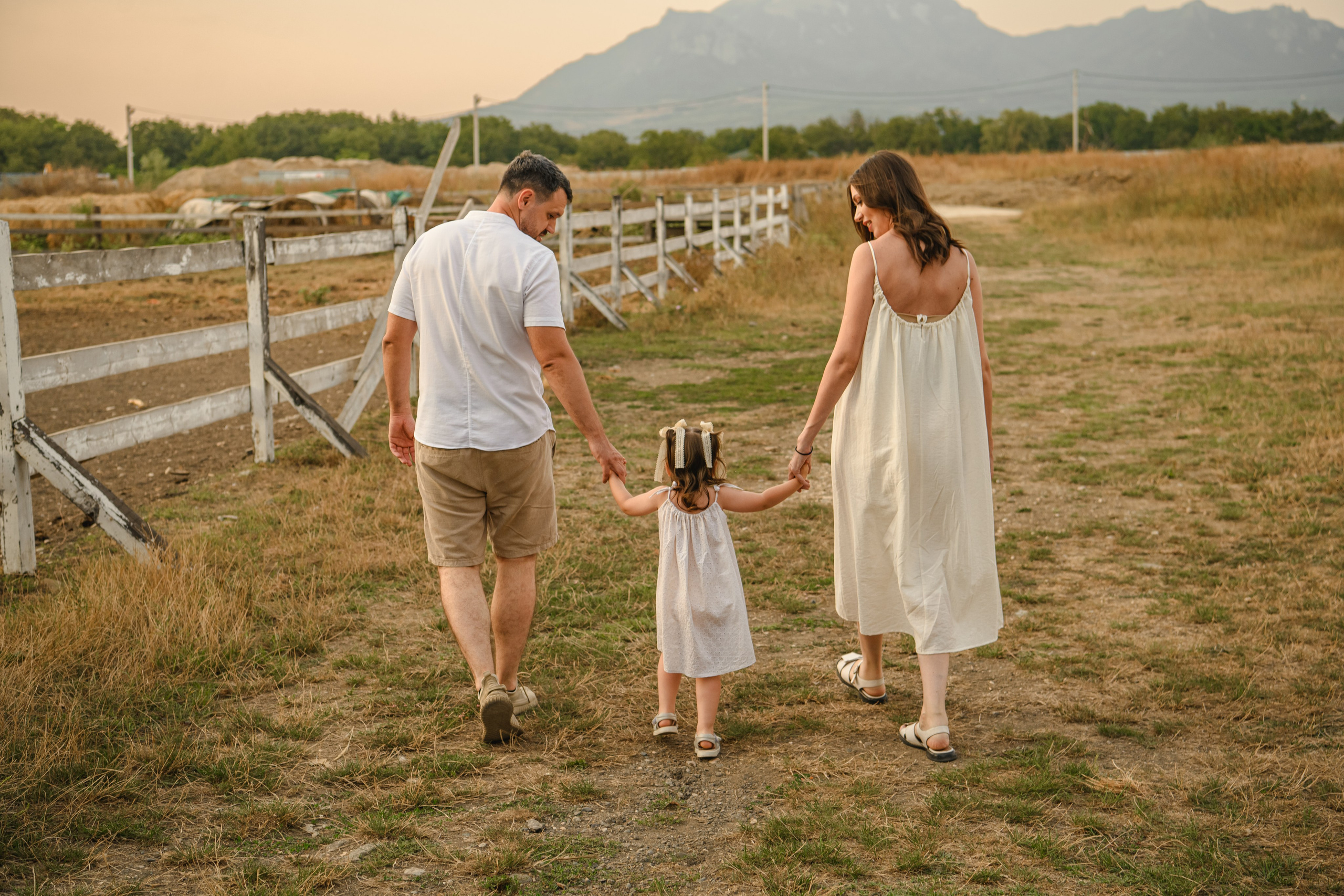 Семейная фотосессия в поле. Фотограф на КМВ. Фотосессия беременной Пятигорск.