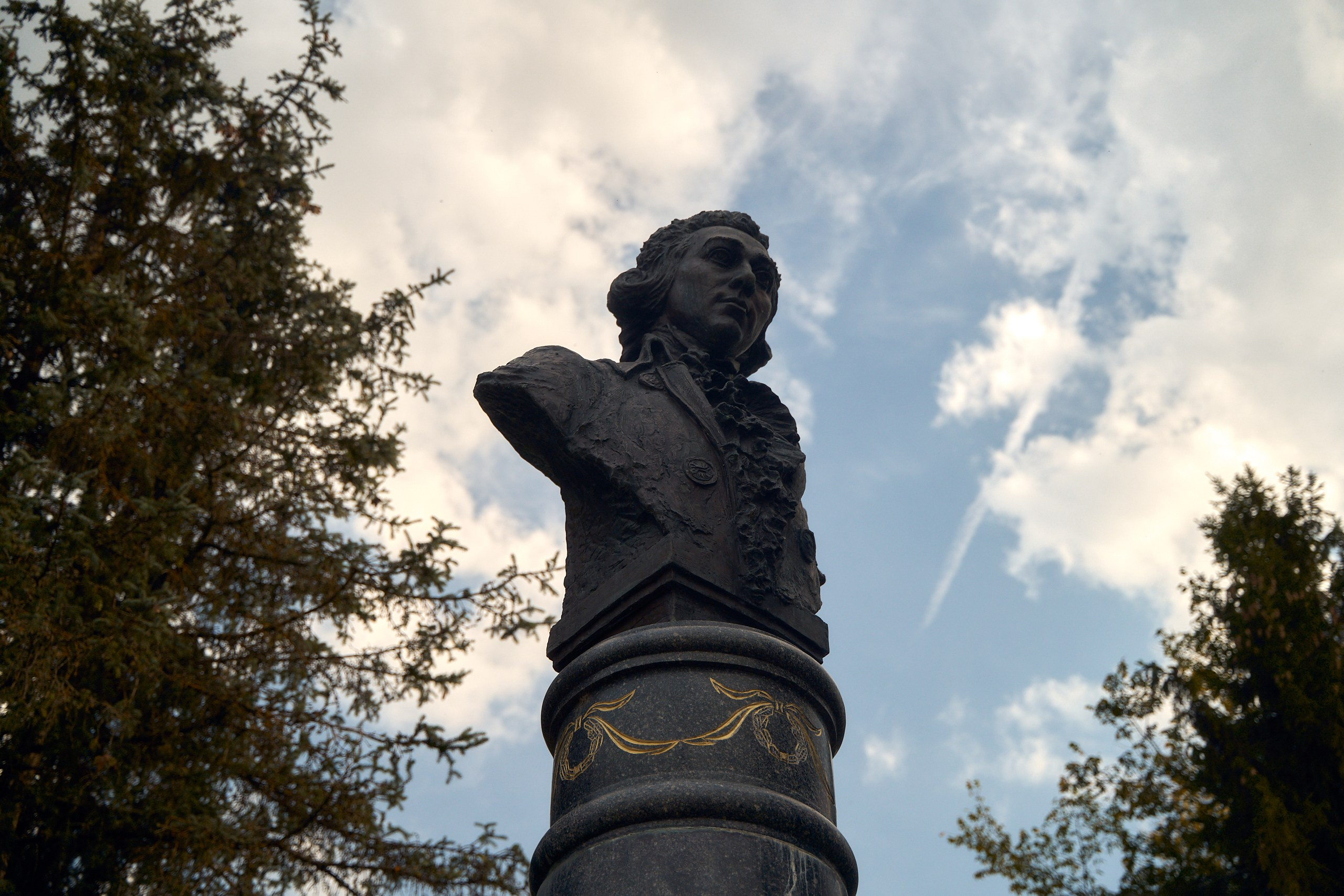 Памятник архитектору Н. А. Львову