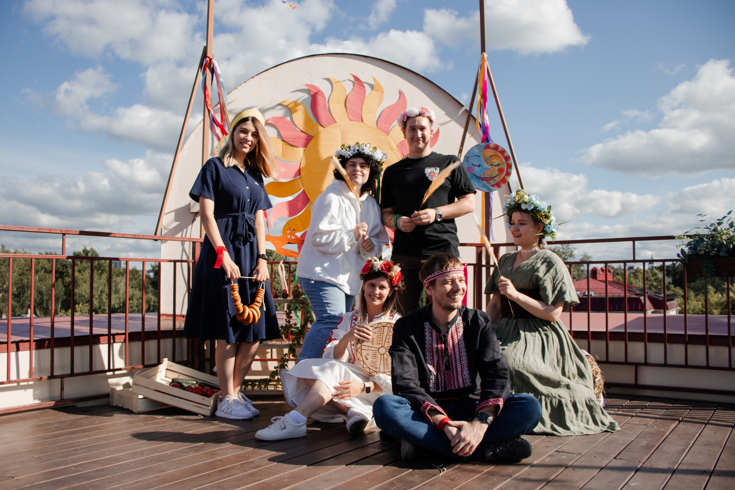 Съёмка корпоратива в городе Томск на крыше музея славянской мифологии