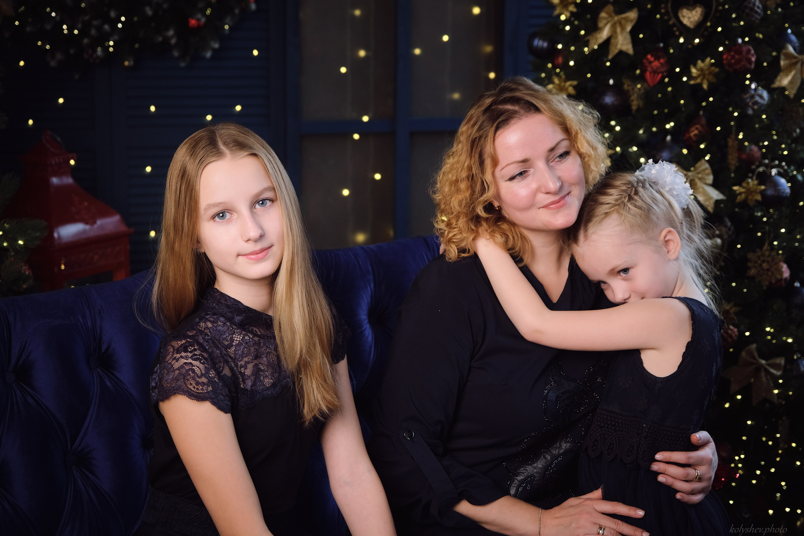 Семейная фотосессия мамы и дочек в студии в Москве фотограф Колышева Виктория. Портретный фотограф на новый год в Москве Виктория Колышева