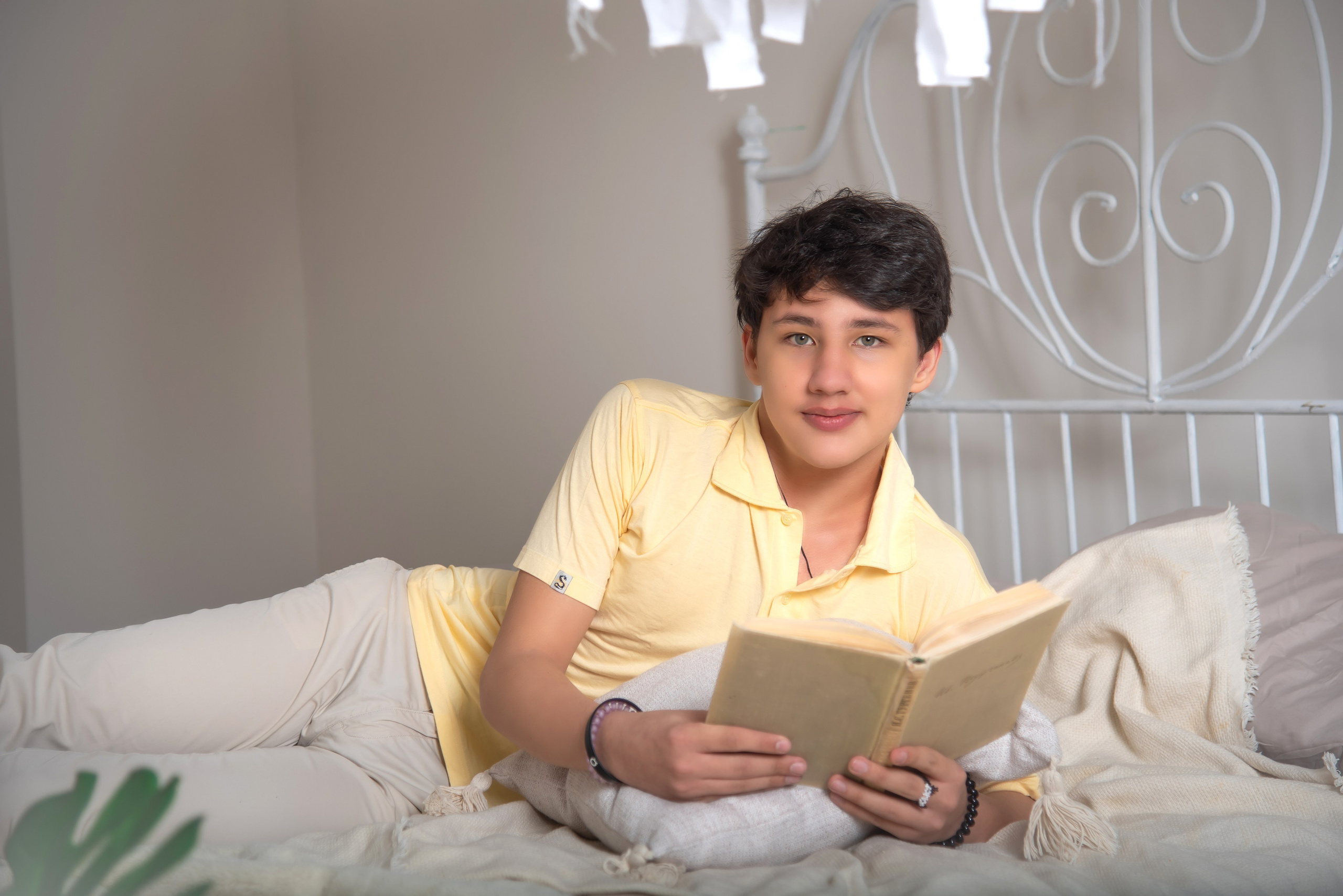 Модельная школа. Занимаюсь профессиональной фотографией и живу рядом с Байкалом. Работаю в разных жанрах