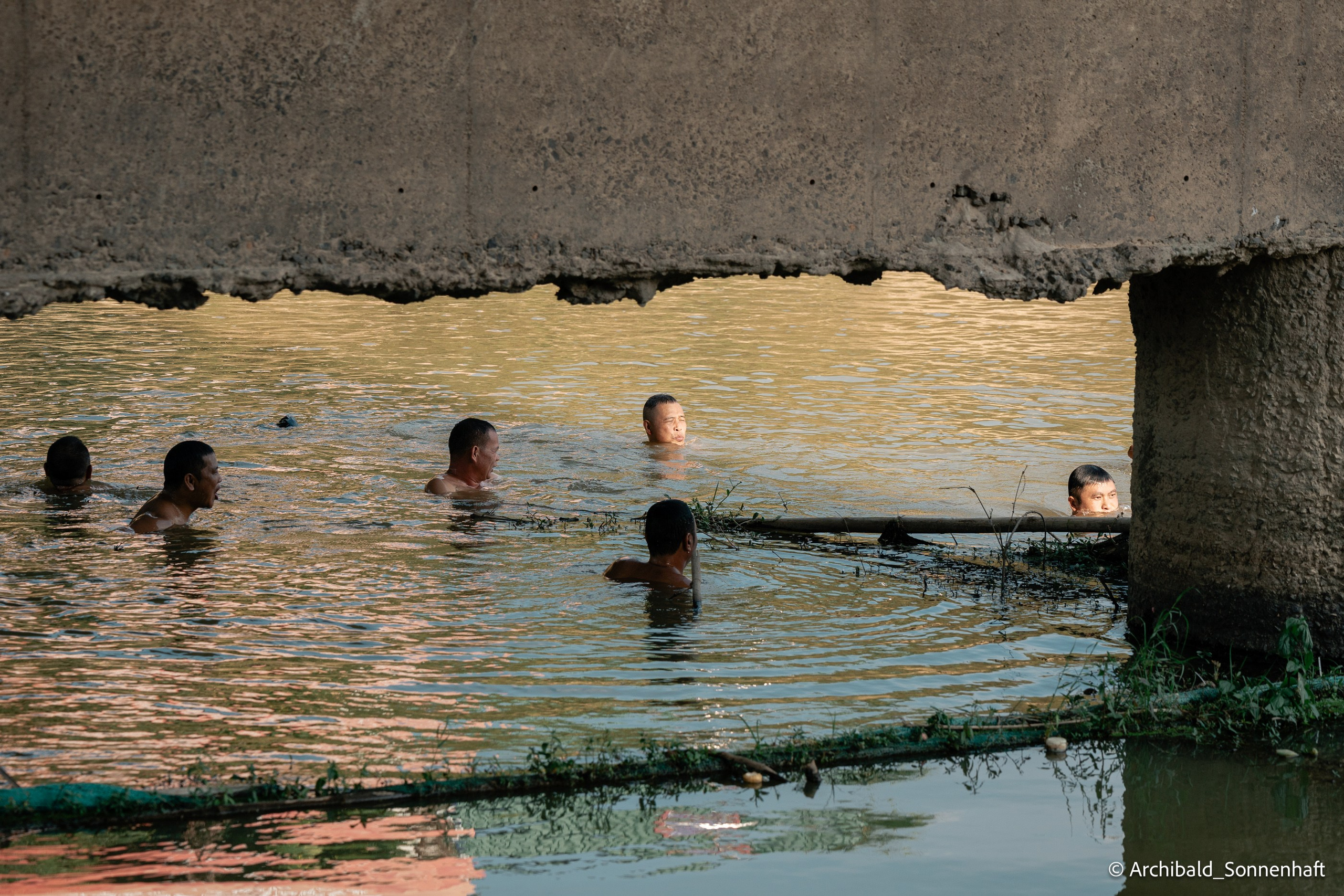 Weekend kayaking trip. Photographer in Guangzhou, China. Archibald Sonnenhaft