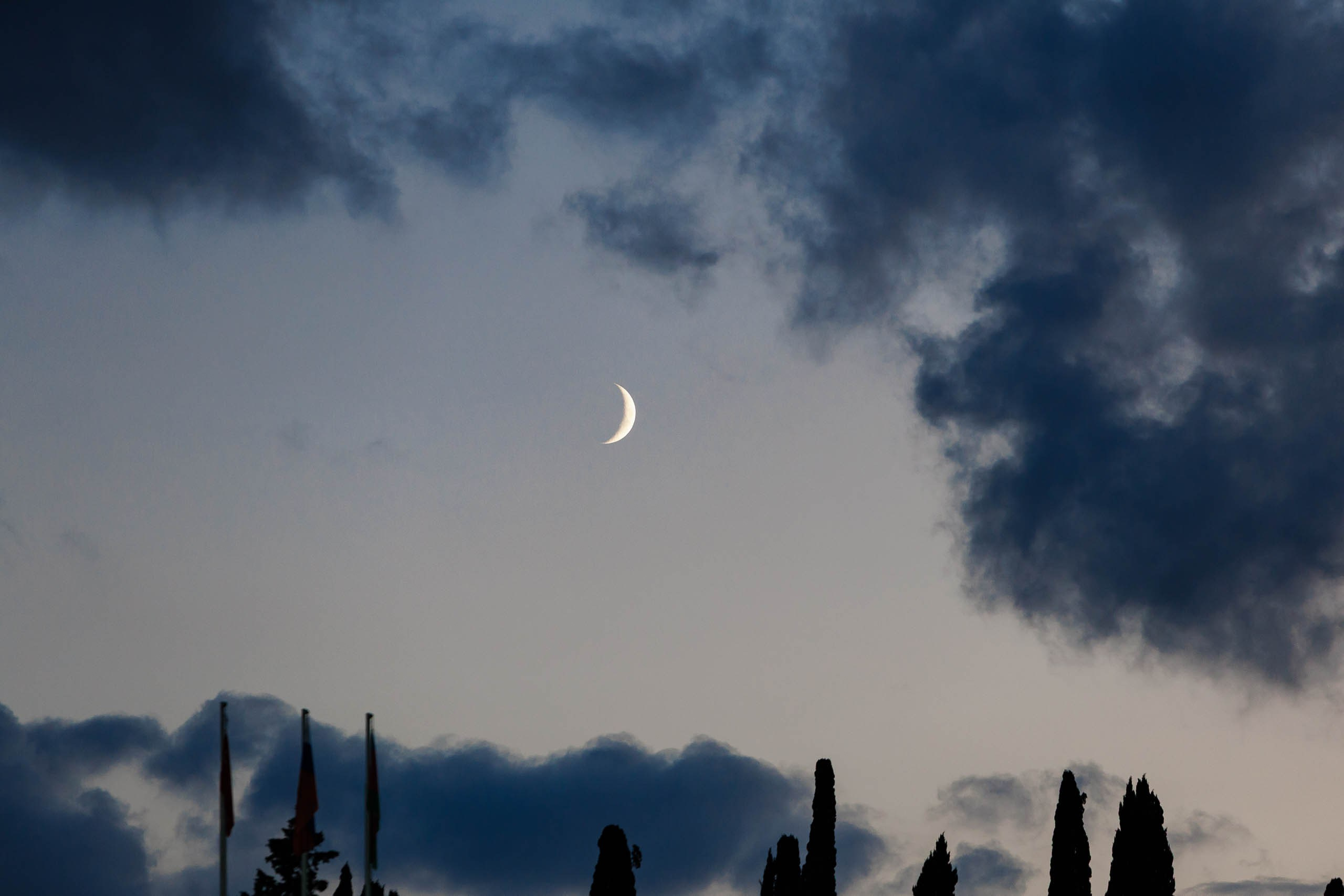 Открытая веранда вечера, вид на огни курорта