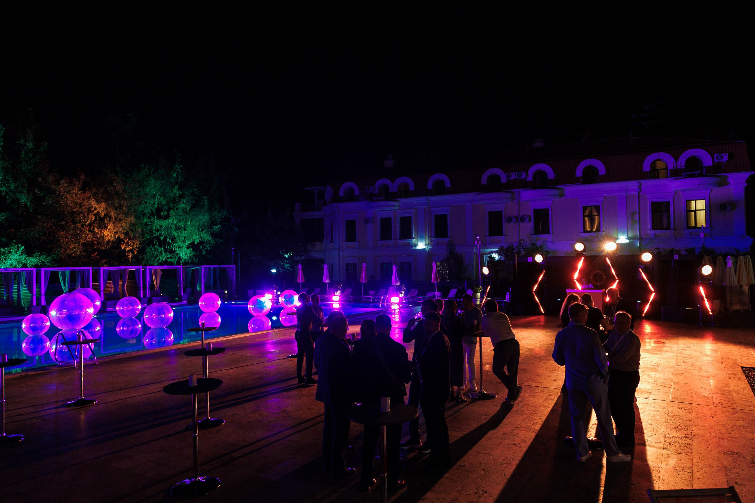 Банкет форума, гости сидят за столом, официальное мероприятие в Сочи